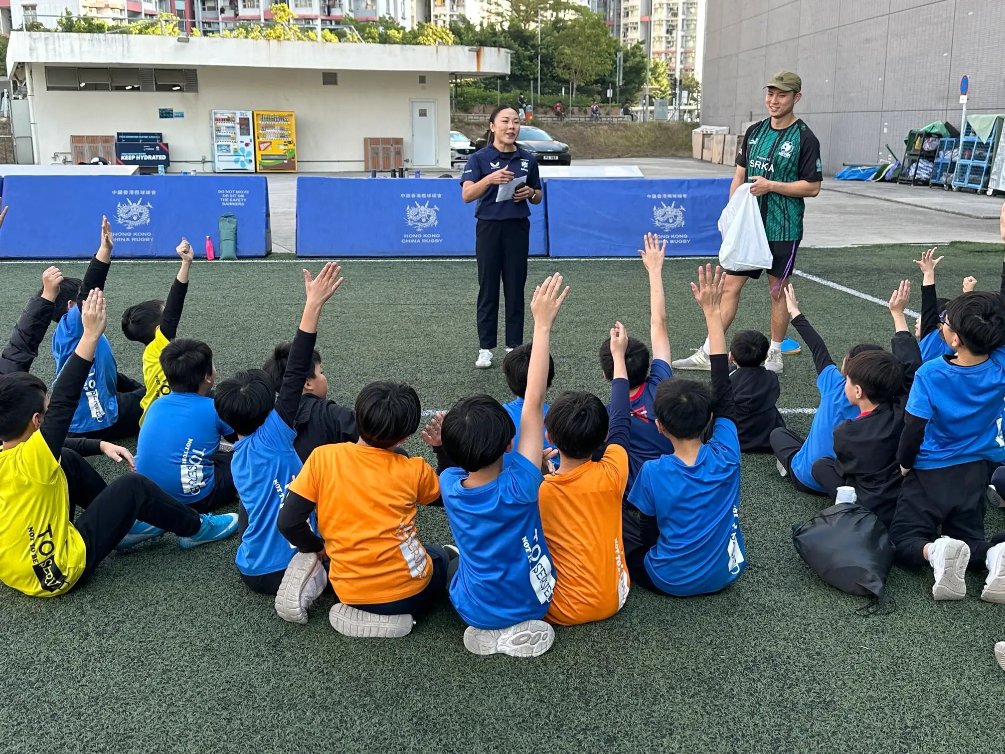 香港橄榄球代表队运动员蓝嘉敏于2025年1月15日到中华基督教青年会小学,展示运球技巧