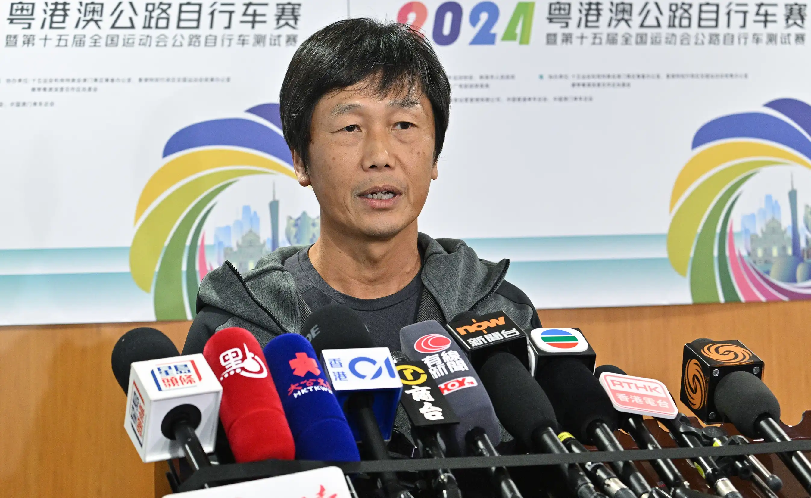 图示全国运动会香港赛区统筹办公室主任杨德强于第十五届全国运动会公路自行车测试赛前会见传媒。