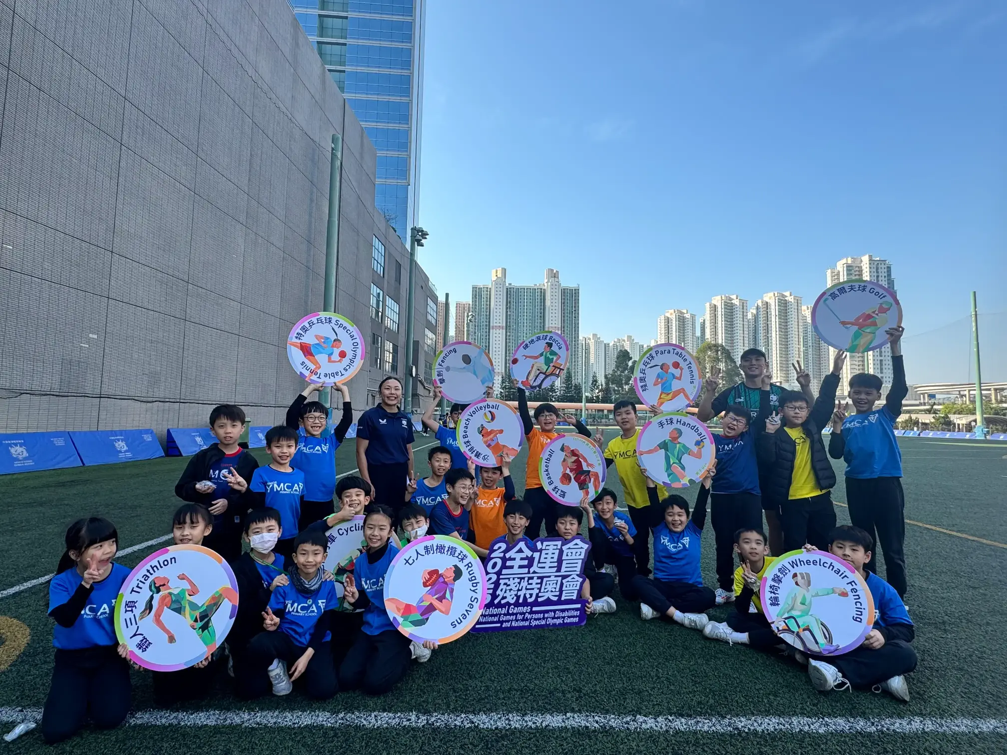 香港橄榄球代表队运动员蓝嘉敏于2025年1月15日与中华基督教青年会小学学生合影留念
