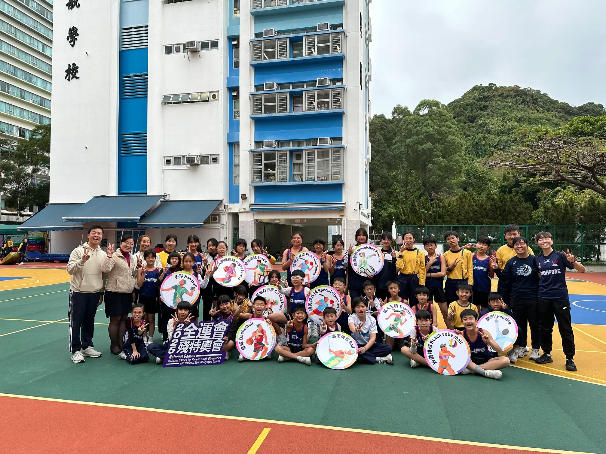 香港橄榄球代表队运动员庄嘉欣于2025年1月14日到慈航学校,向学生传授防守技巧
