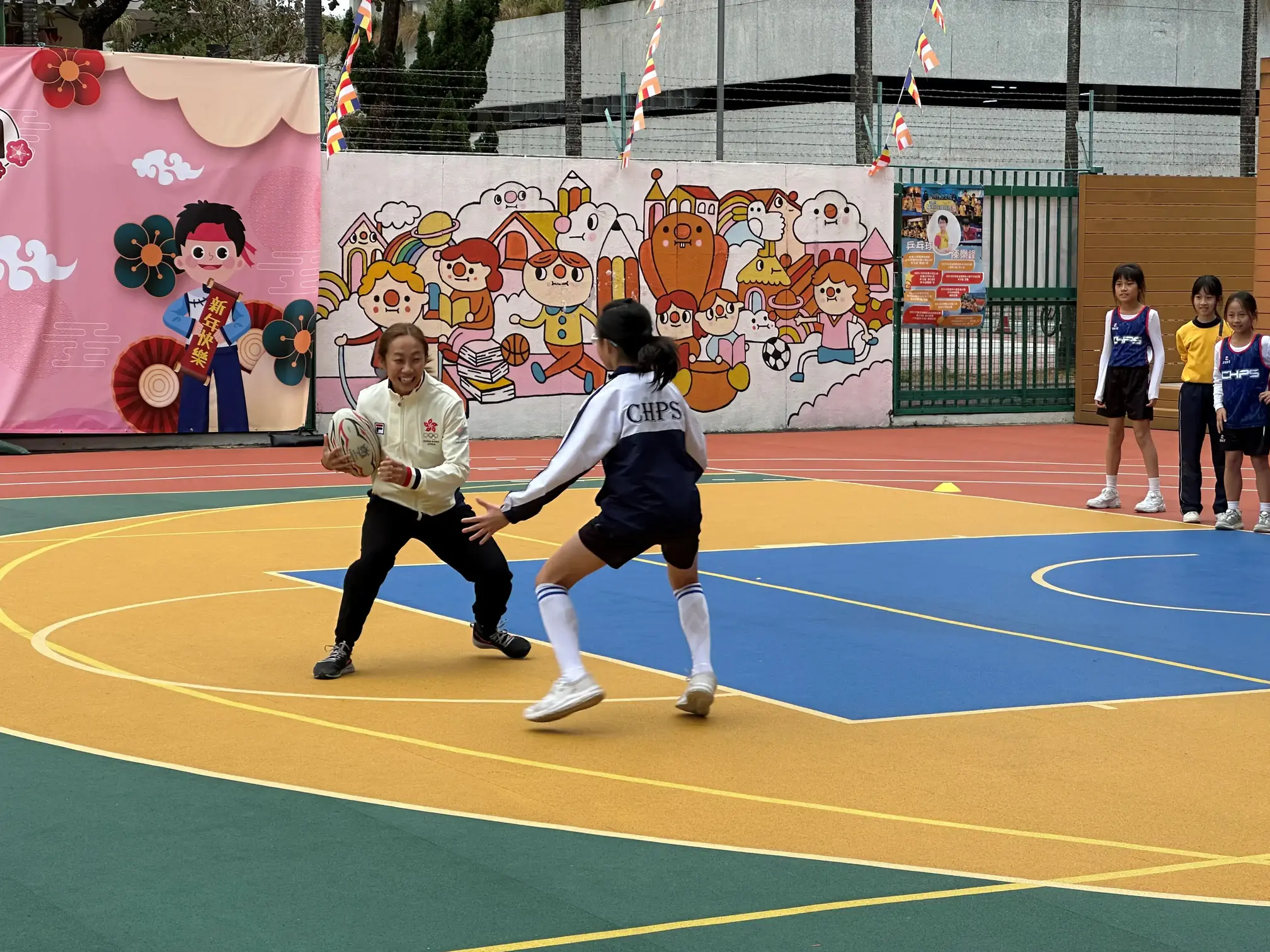 香港橄榄球代表队运动员庄嘉欣于2025年1月14日与慈航学校学生合影留念