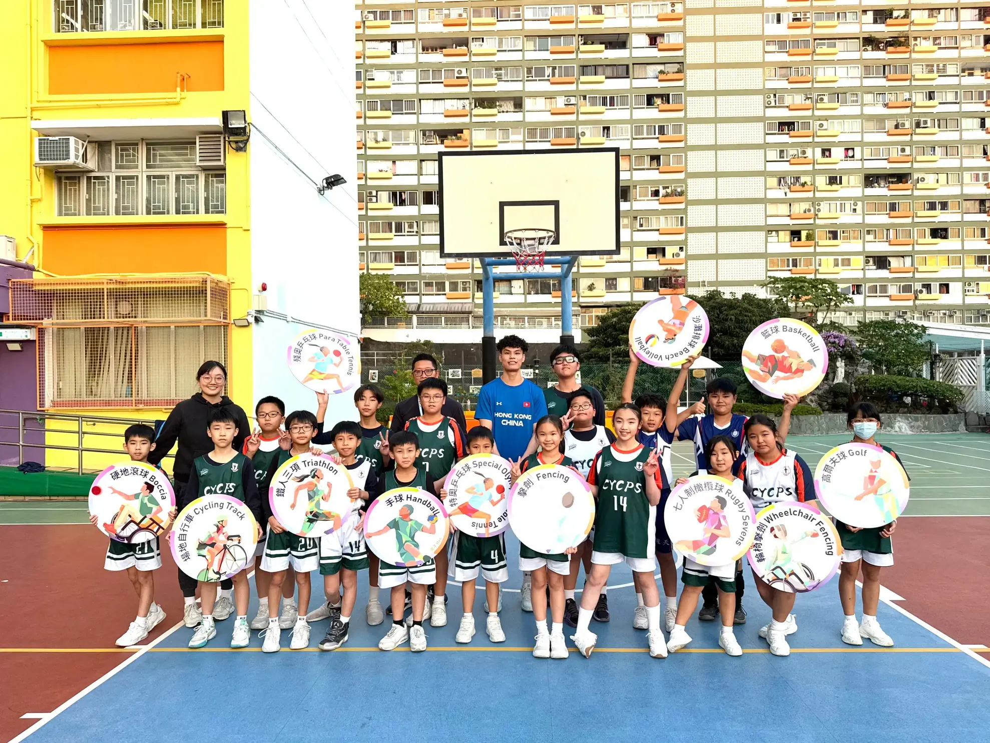 香港篮球代表队运动员杨瑞鸿于2024年12月17日到祖尧天主教小学,向学生传授防守技术