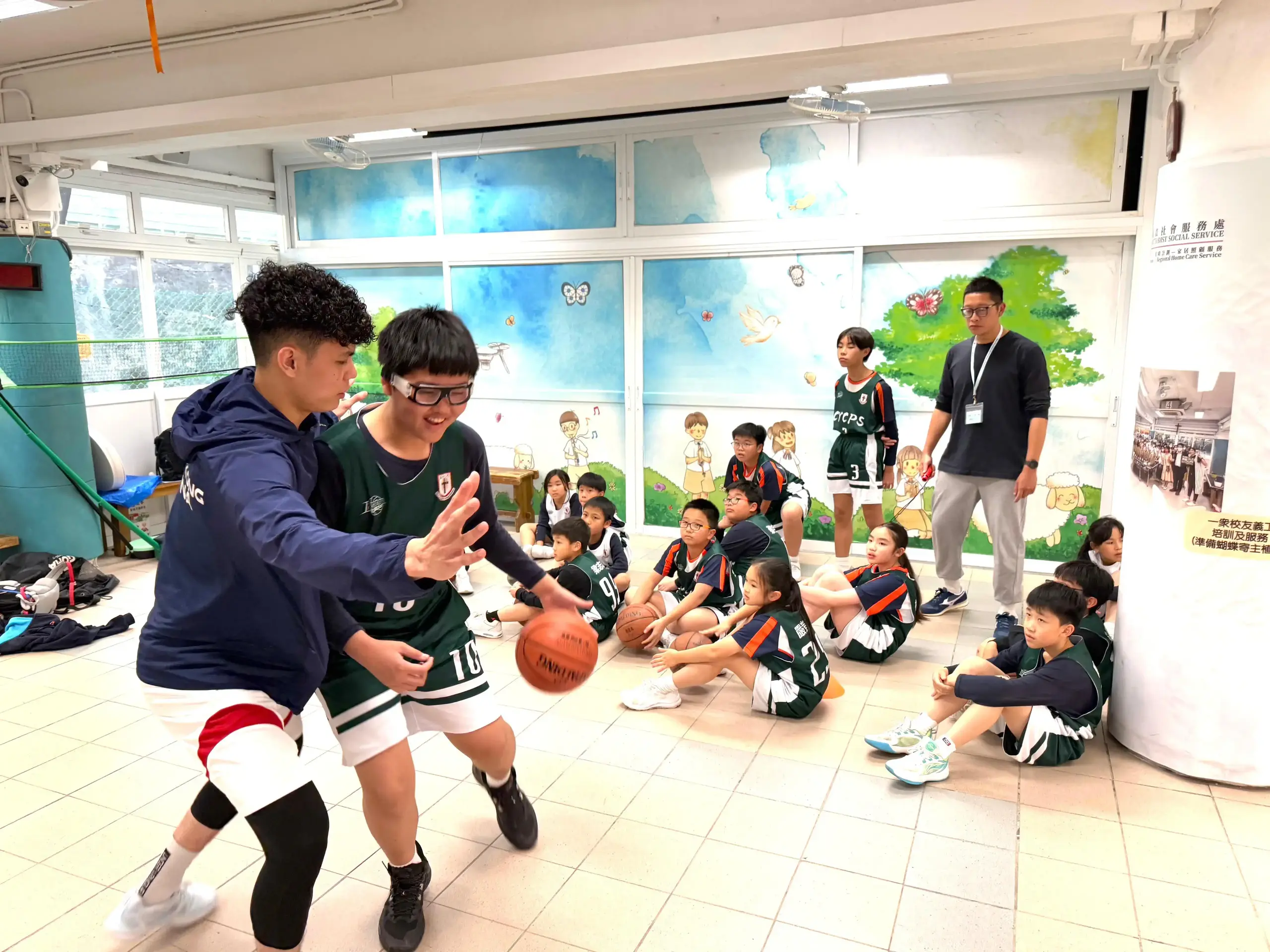 香港篮球代表队运动员杨瑞鸿于2024年12月17日与祖尧天主教小学学生合影留念