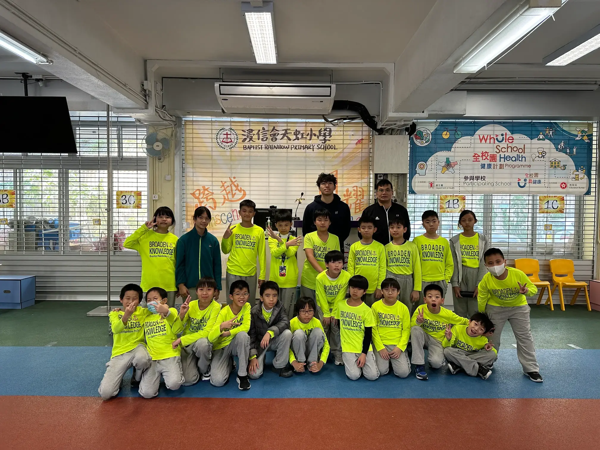 香港篮球代表队运动员叶耀邦于2025年1月10日到浸信会天虹小学,向学生传授运球技术