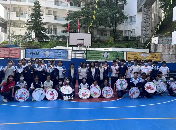 香港高尔夫球女子运动员邓瑜于2024年11月12日到路德会协同中学,向学生传授推杆技巧
