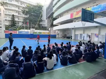 香港高尔夫球女子运动员邓瑜于2024年11月12日与路德会协同中学学生合影留念