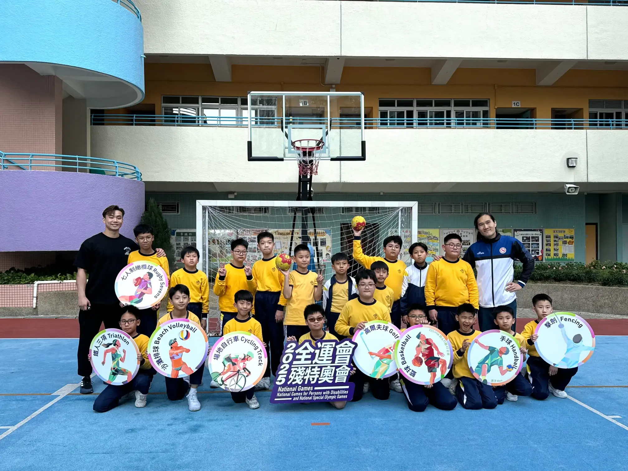 香港手球代表队运动员余浩然于2025年1月3日到乐华天主教小学,介绍十五运会吉祥物喜洋洋和乐融融