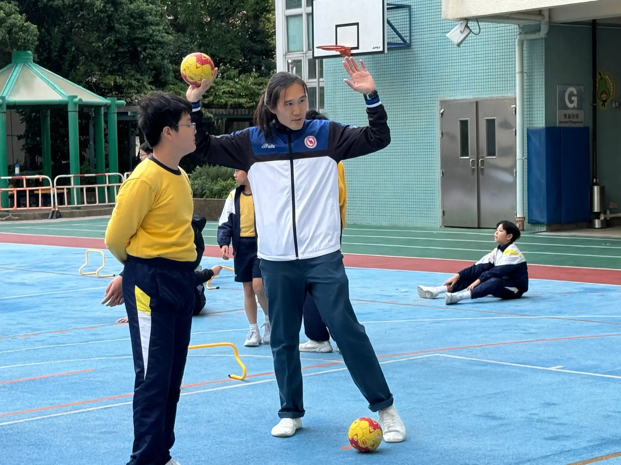 香港手球代表队运动员余浩然于2025年1月3日与乐华天主教小学学生合影留念