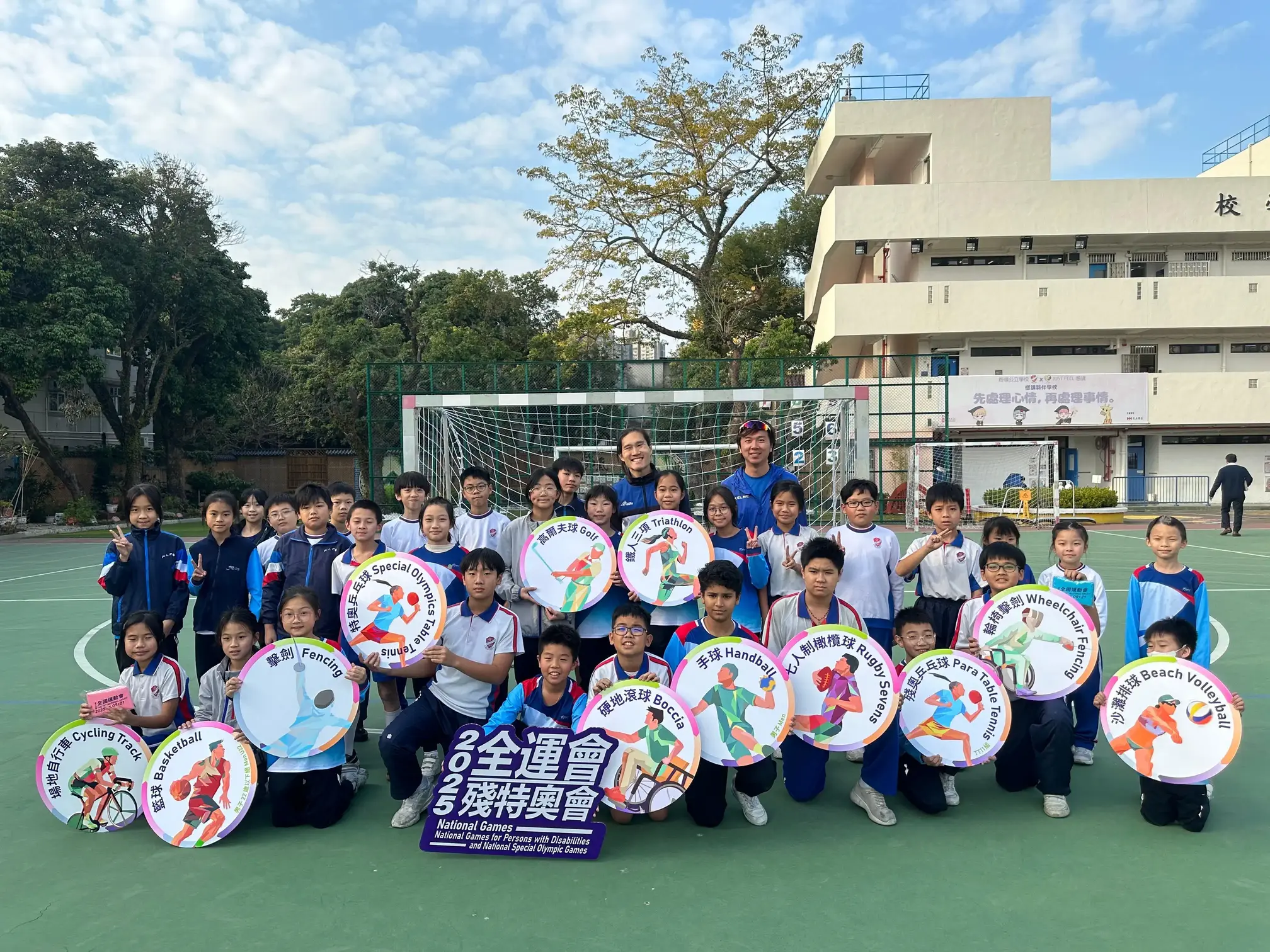 香港手球代表队运动员余浩然于2025年1月7日到粉岭公立学校,向学生展示防守技术