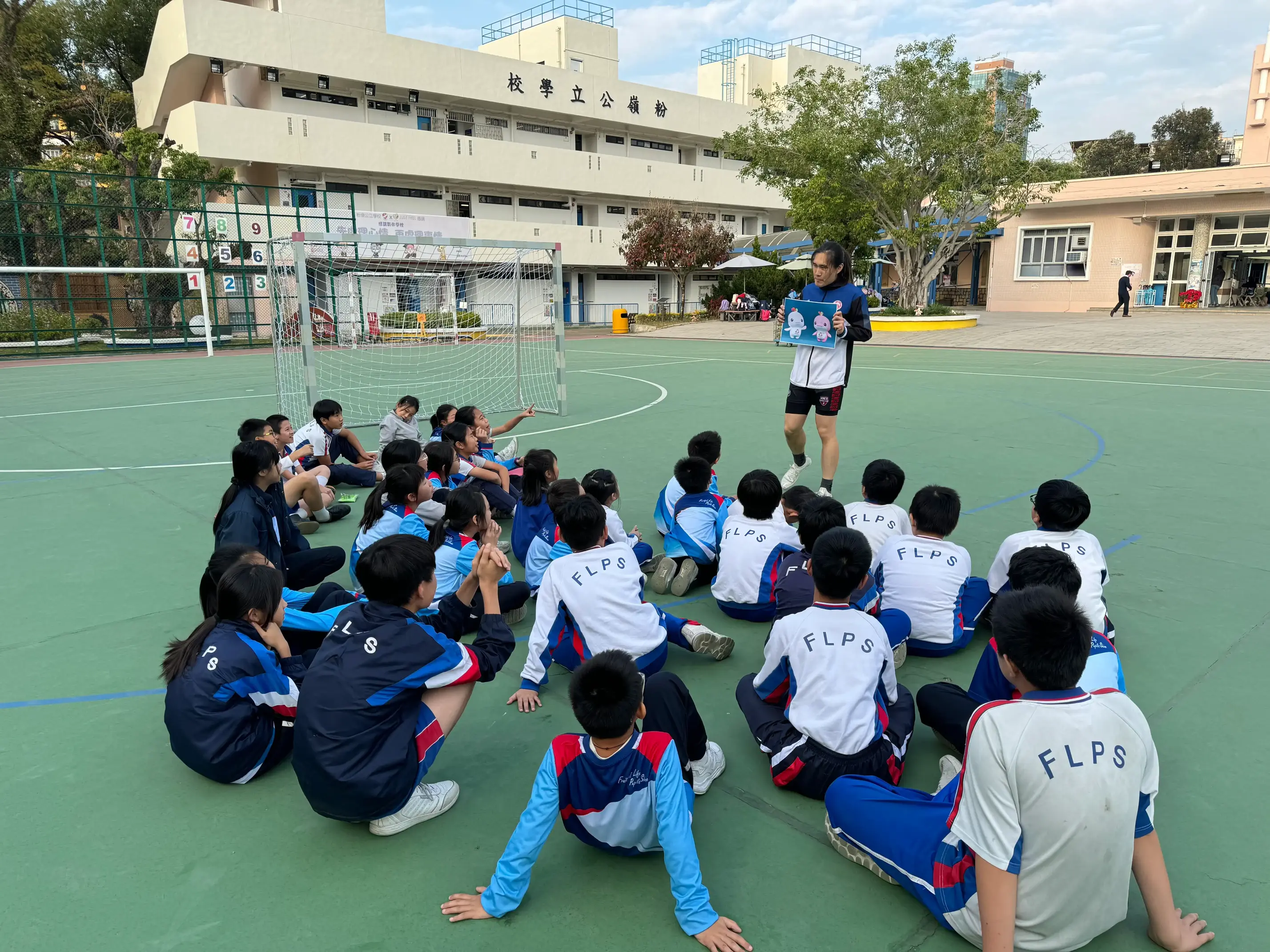 香港手球代表队运动员余浩然于2025年1月7日与粉岭公立学校学生合影留念