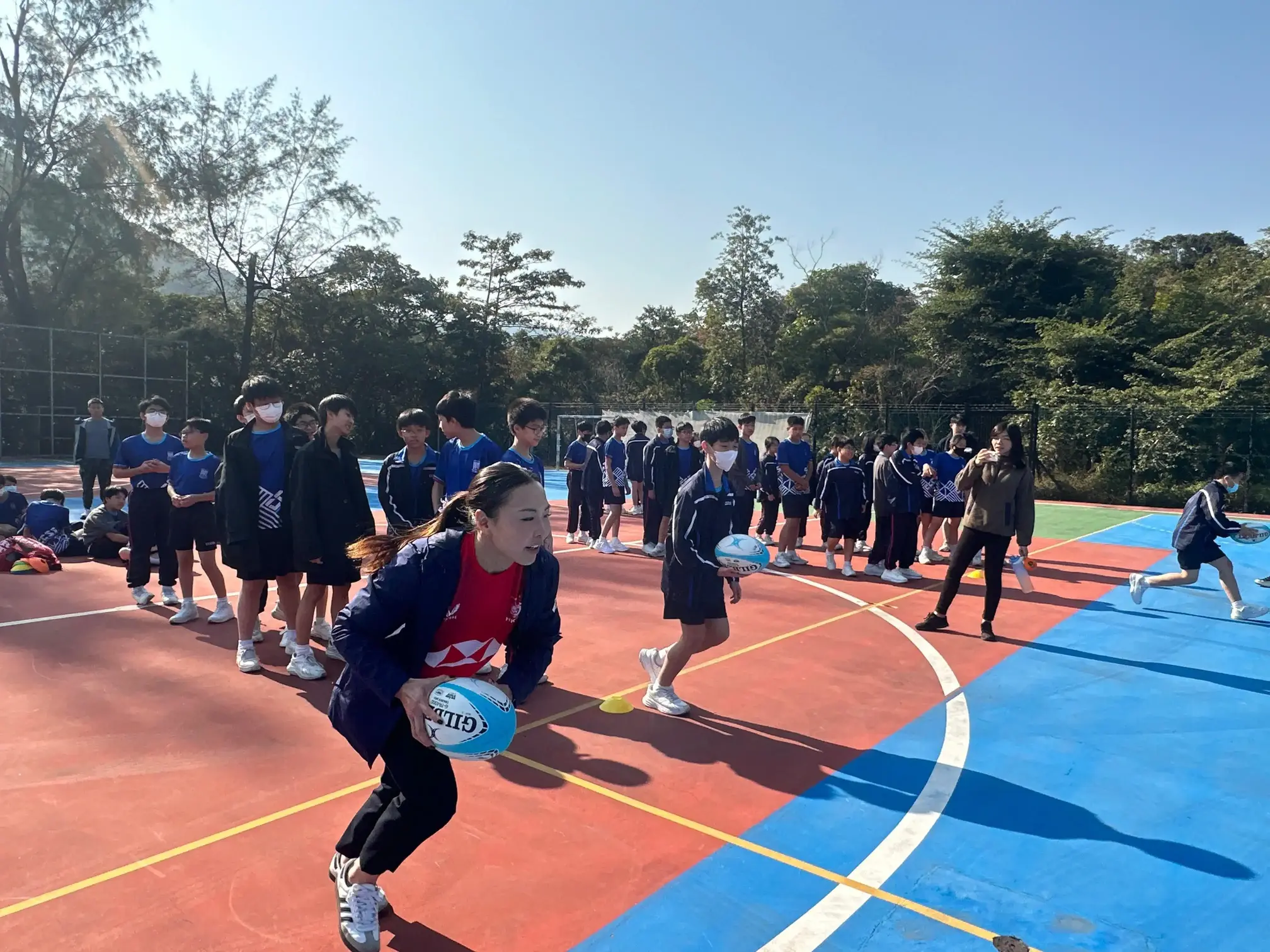 香港橄榄球代表队运动员蓝嘉敏于2025年1月10日到郑植之中学,向学生传授运球技术