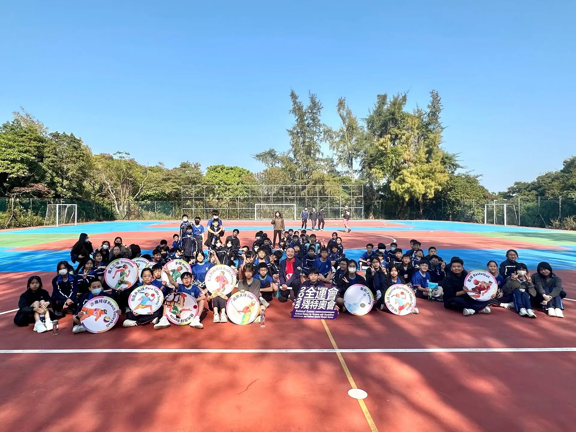 香港橄榄球代表队运动员蓝嘉敏于2025年1月10日与郑植之中学学生合影留念