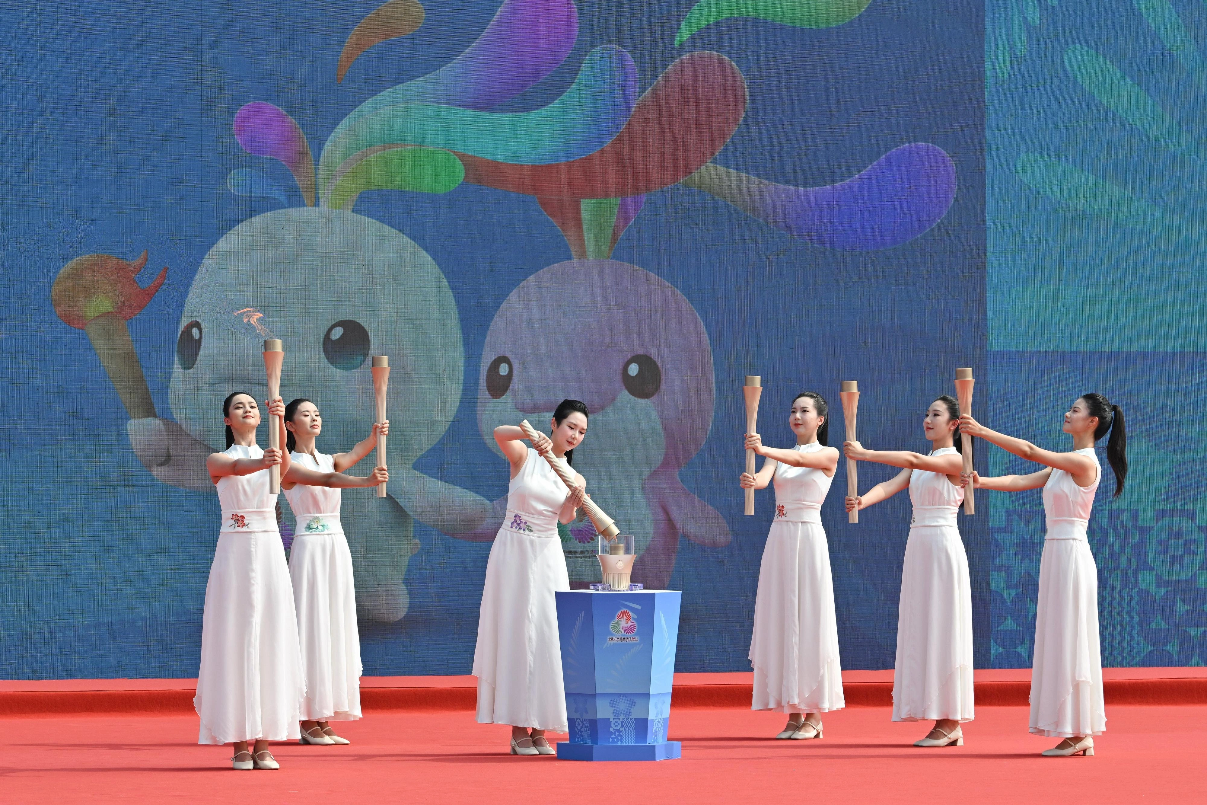 The flame-lighting ceremony of the 15th National Games, the 12th National Games for Persons with Disabilities and the 9th National Special Olympic Games was held in Nansha, Guangzhou, on October 9. Photo shows staff collecting flames from the flame cauldron.