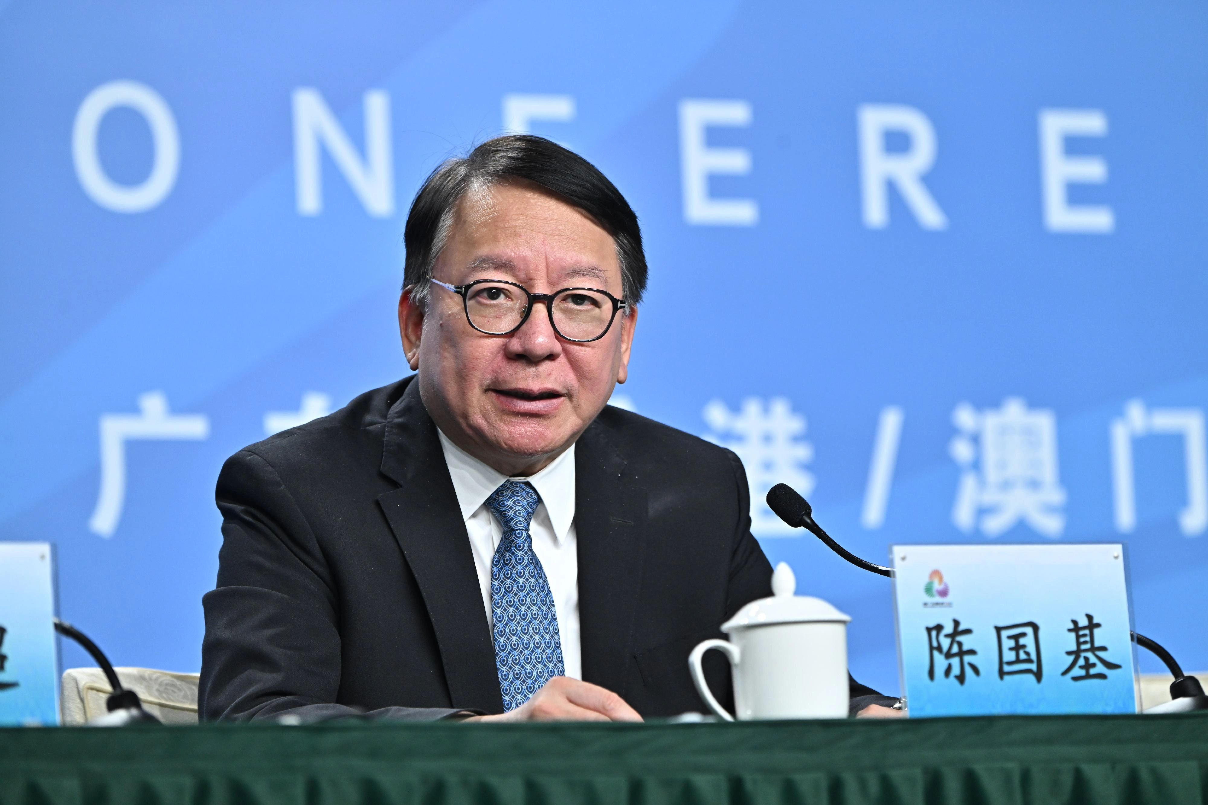 第十五届全国运动会（十五运会）组织委员会副主任、香港特别行政区政府政务司司长陈国基十一月八日在广州出席由十五运会组织委员会举办，介绍十五运会筹备情况的新闻发布会。图示陈国基在会上发言。