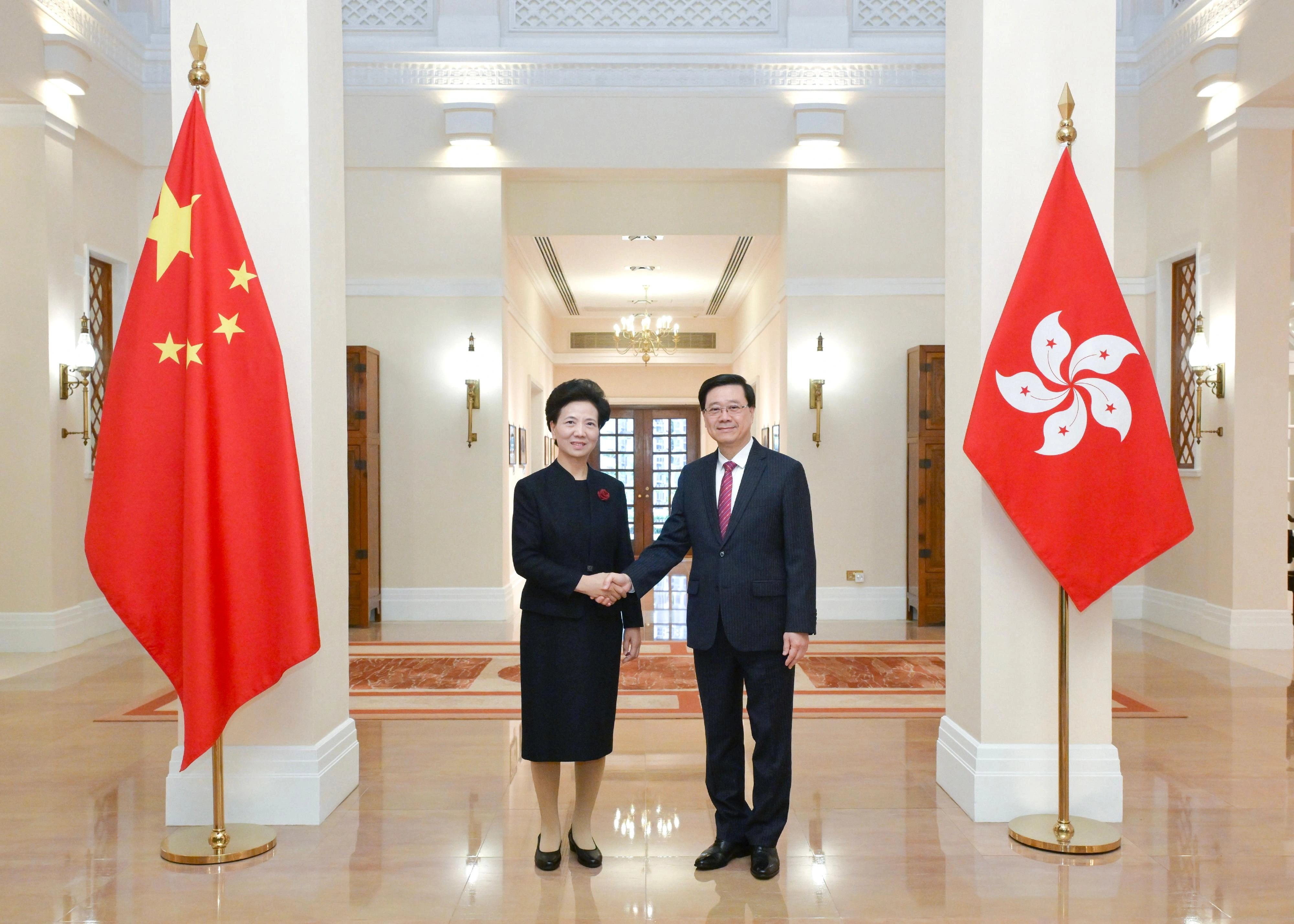 行政长官李家超（右）十一月十一日在礼宾府与国务委员谌贻琴（左）会面。