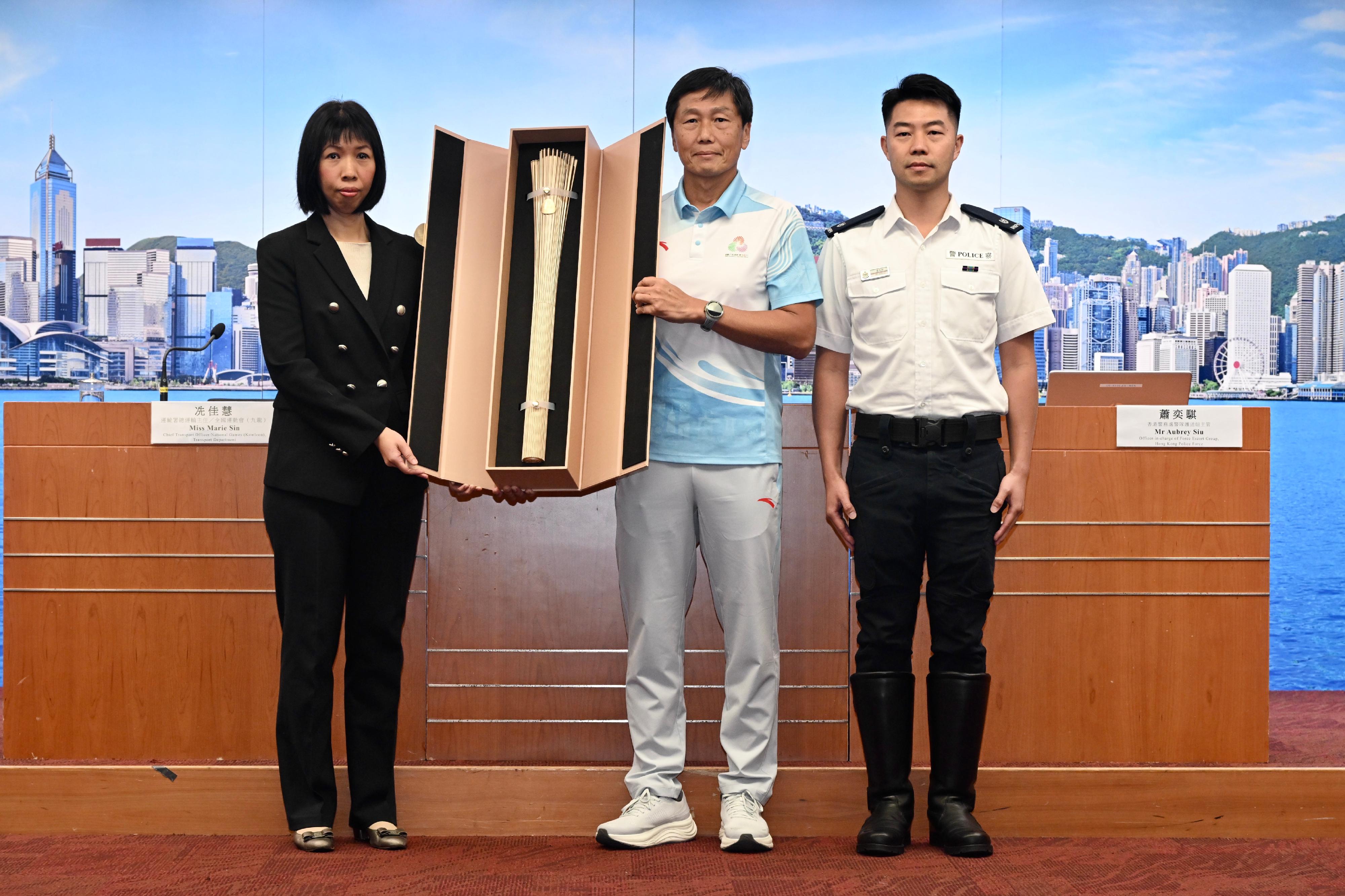 为迎接第十五届全国运动会（十五运会）于十一月九日正式开幕，十五运会火炬传递将于十一月二日在香港、澳门、广州、深圳四个城市同步举行。全国运动会香港赛区统筹办公室主任杨德强（中）十月二十七日联同香港警务处警队护送组主管萧奕骐（右）和运输署总运输主任／全国运动会（九龙）冼佳慧（左）举行联合记者会，介绍火炬传递香港站的路线和相关交通运输安排。