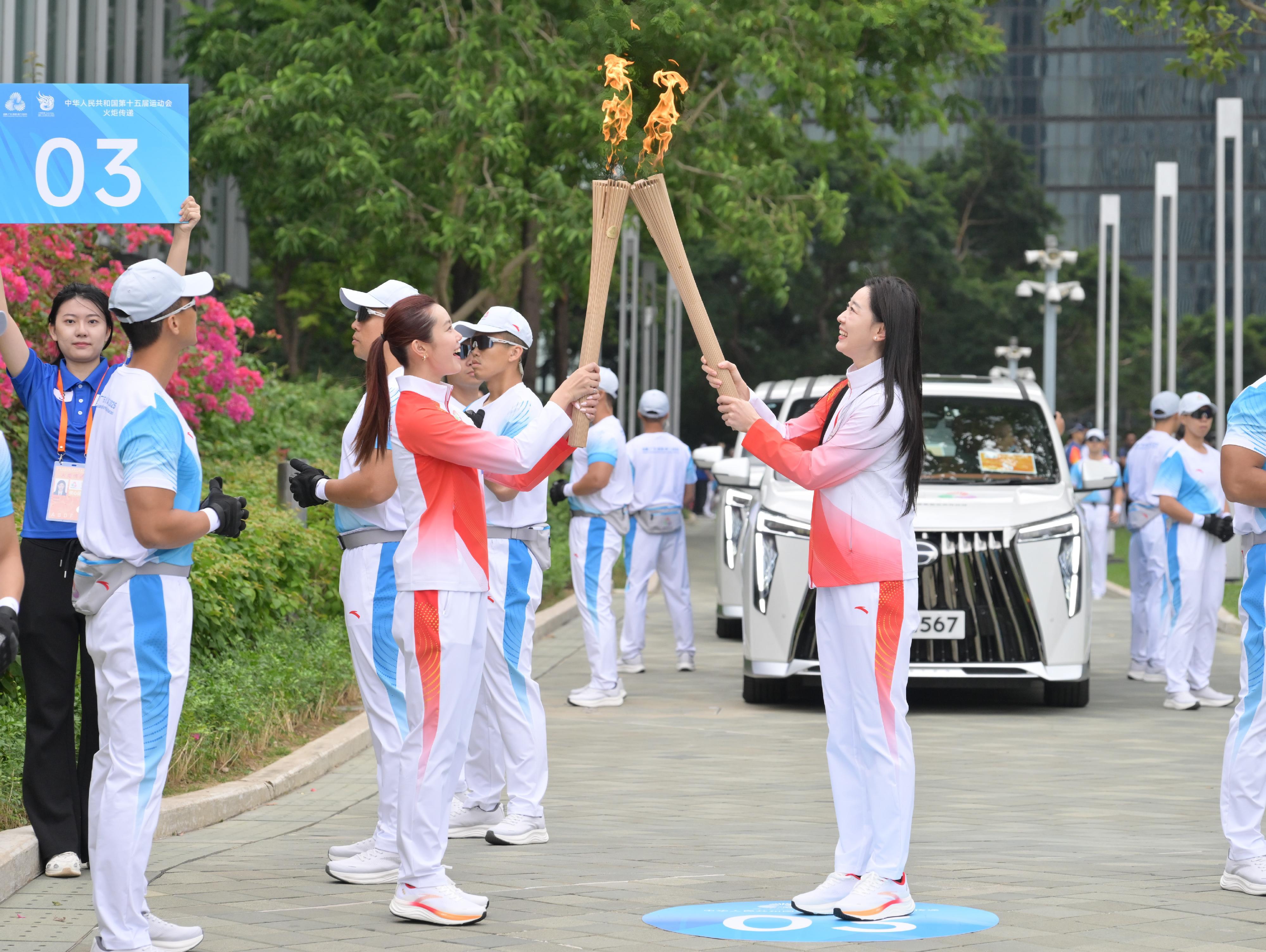 孫一文（右）把火種傳給歐鎧淳（左）。