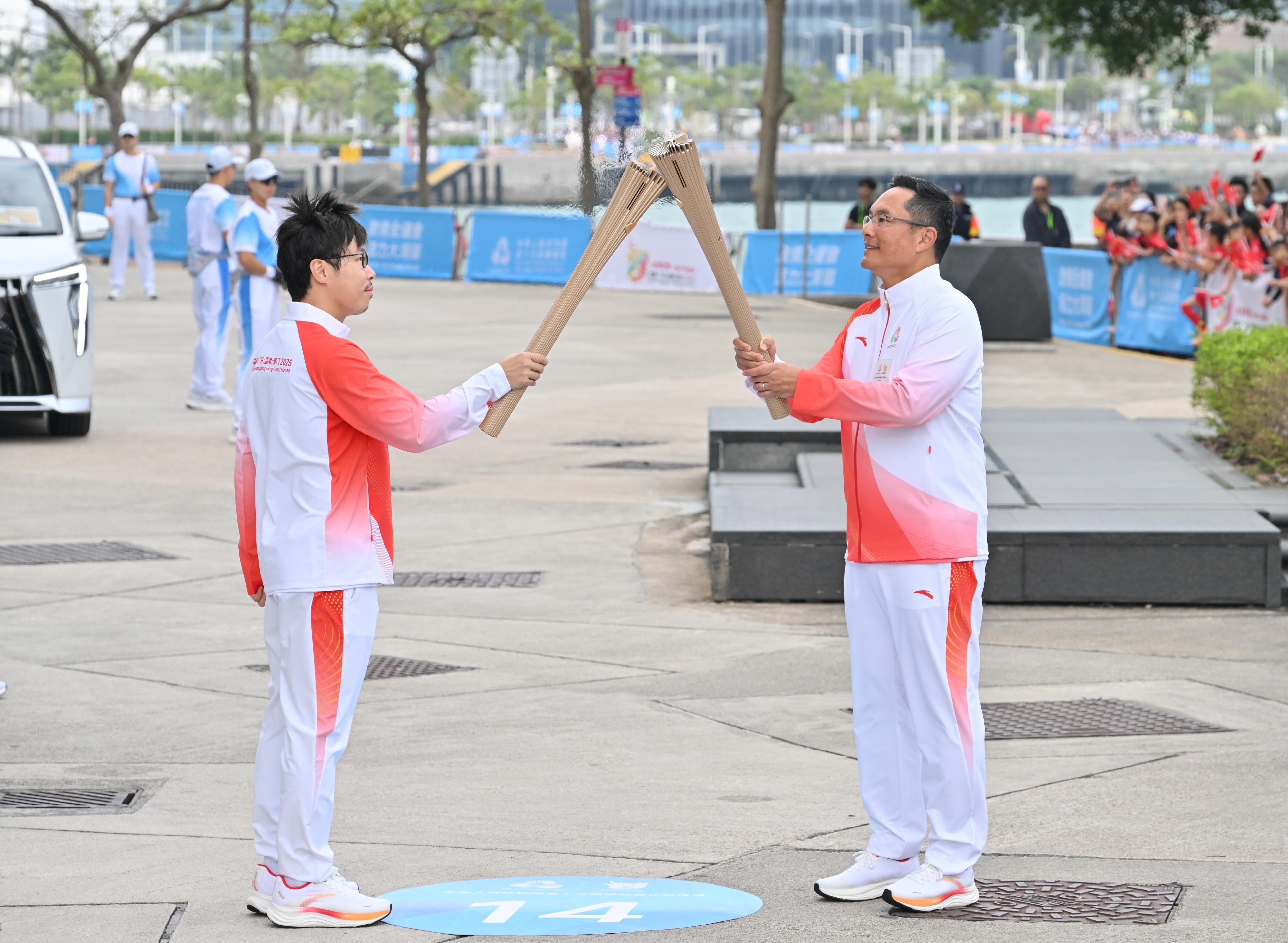 林詩鍵（右）把火種傳給張永恒（左）。