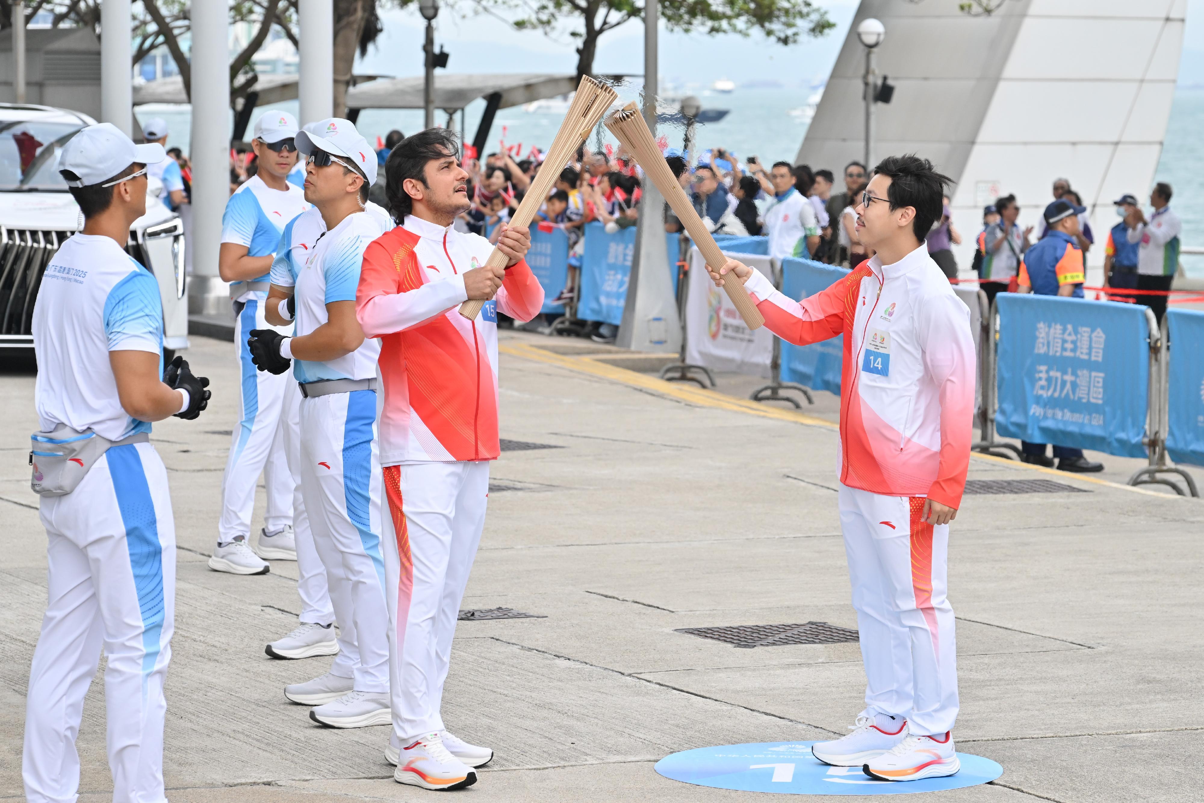 張永恒（右）把火種傳給利哲宏（左）。