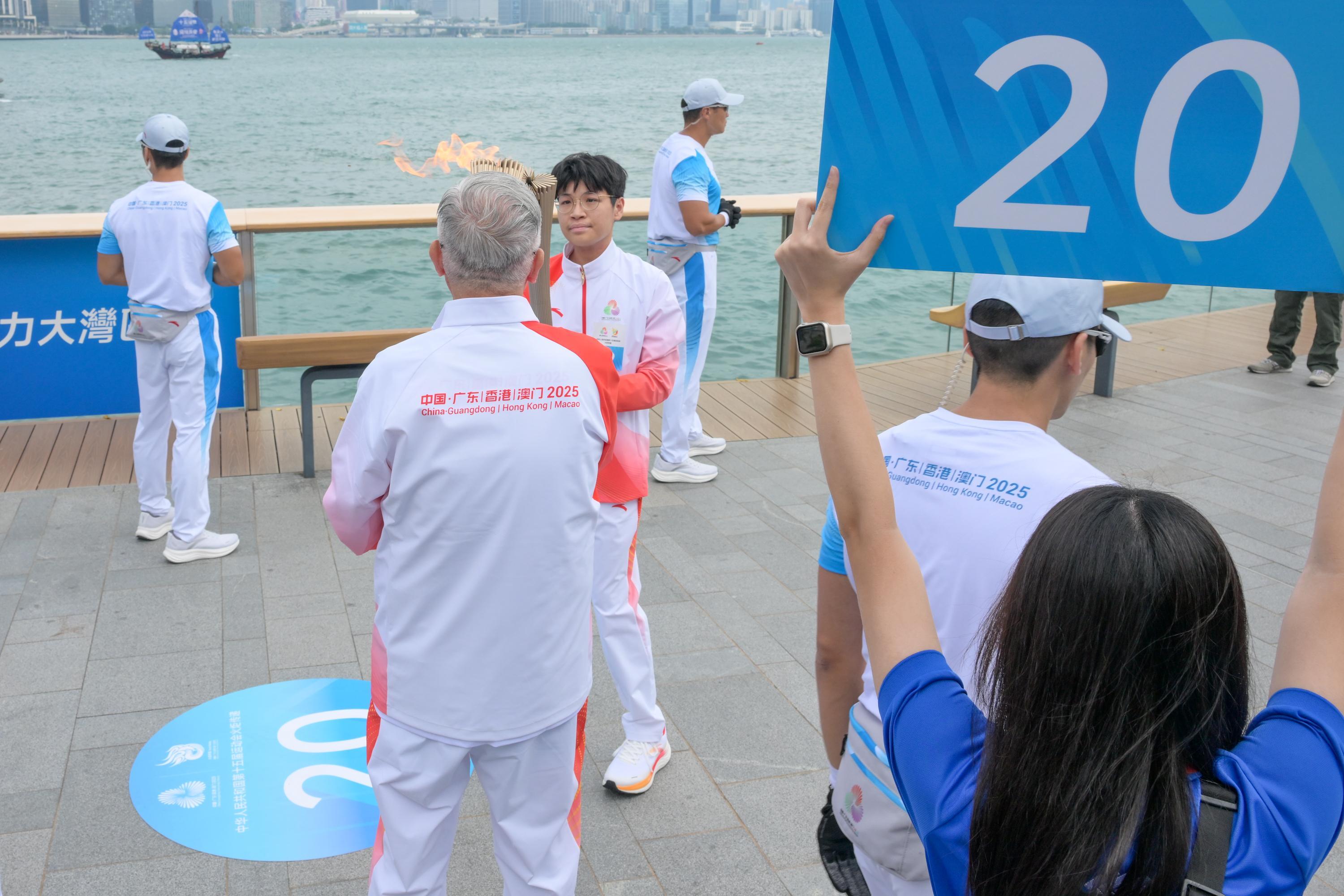 胡瑋琛（左三）把火種傳給楊開將（左二）。