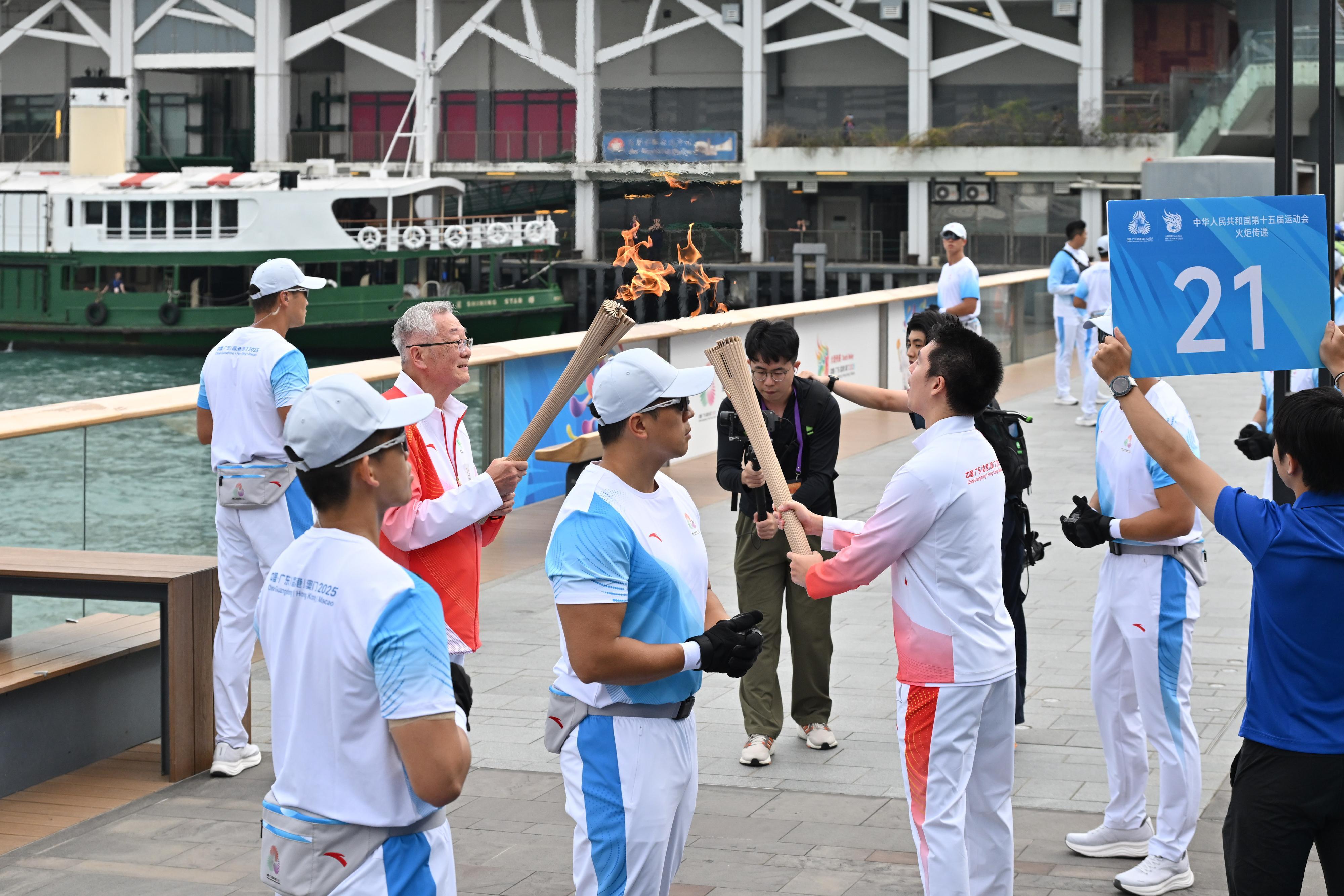 楊開將（左三）把火種傳給郭基煇（右二）。