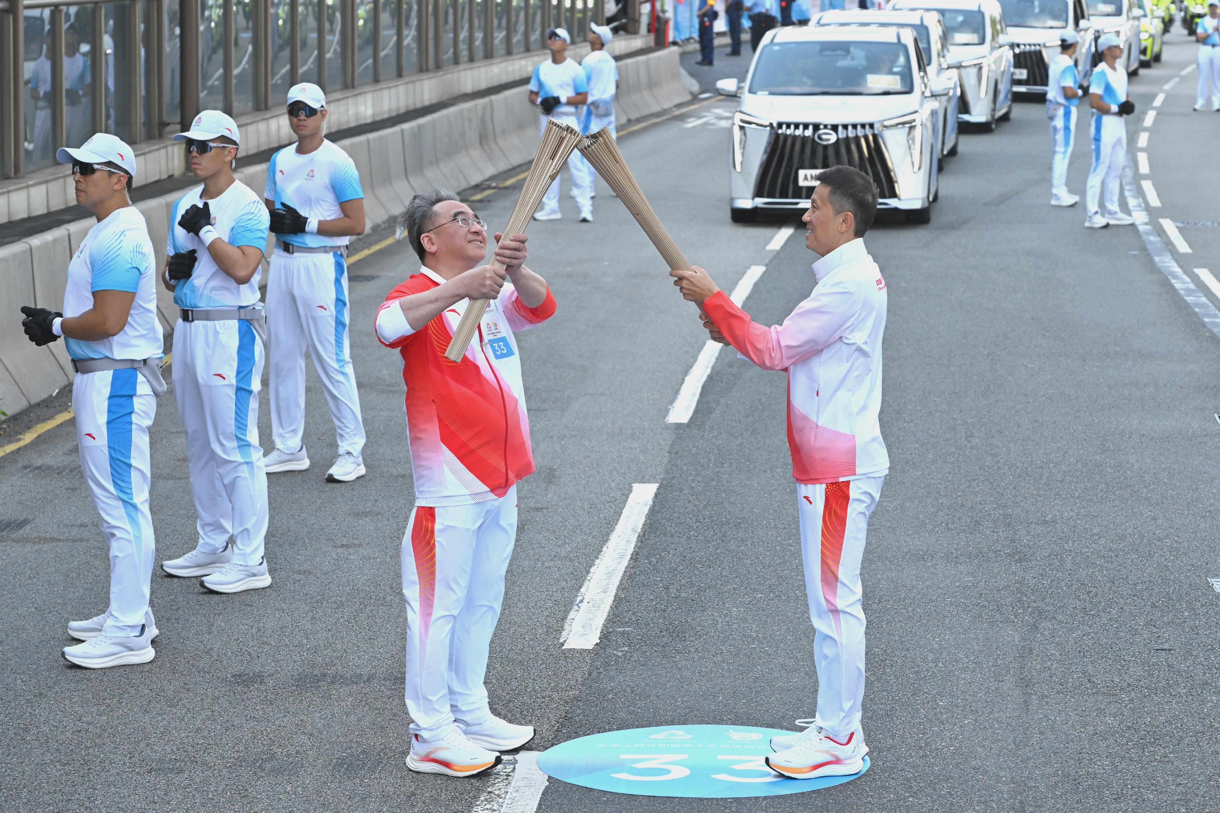 聶偉文（右）把火種傳給金澤培（左）。