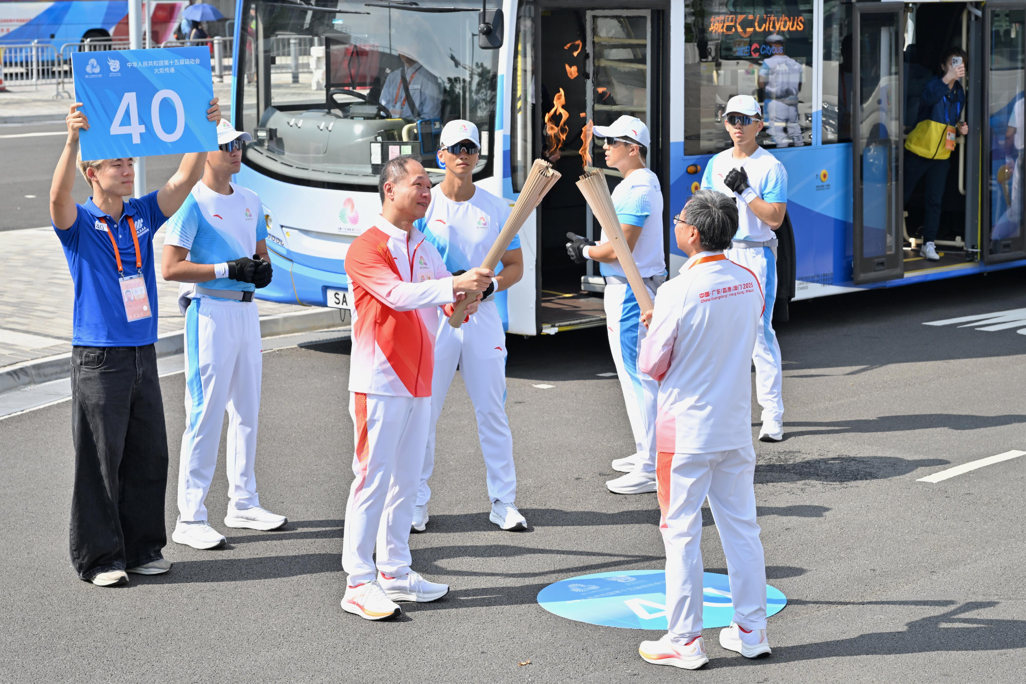 鍾澤文（前排右）把火種傳給蔣東強（前排左）。