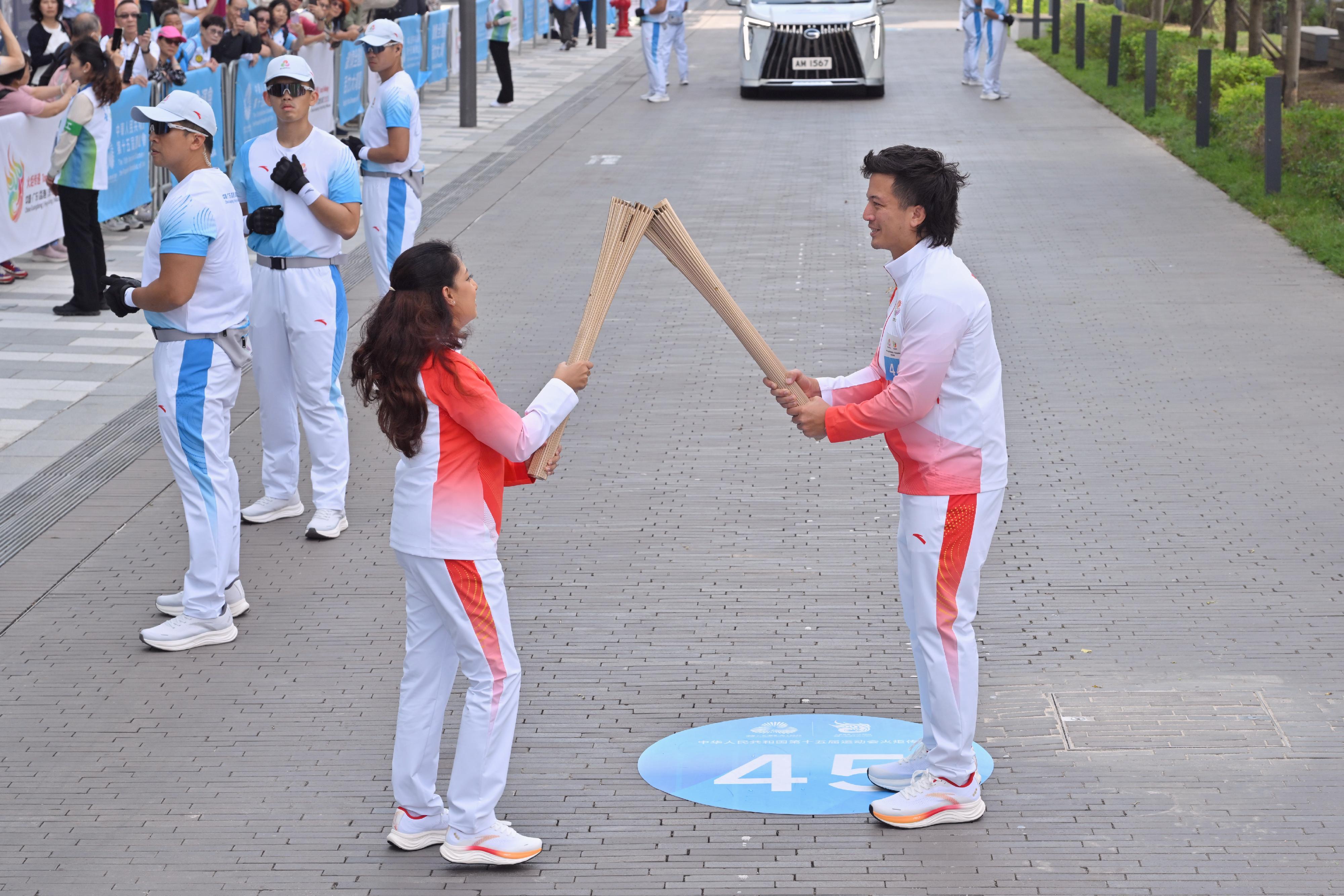 蔡紀駿（右）把火種傳給Lamia Sreya Rahman（左）。