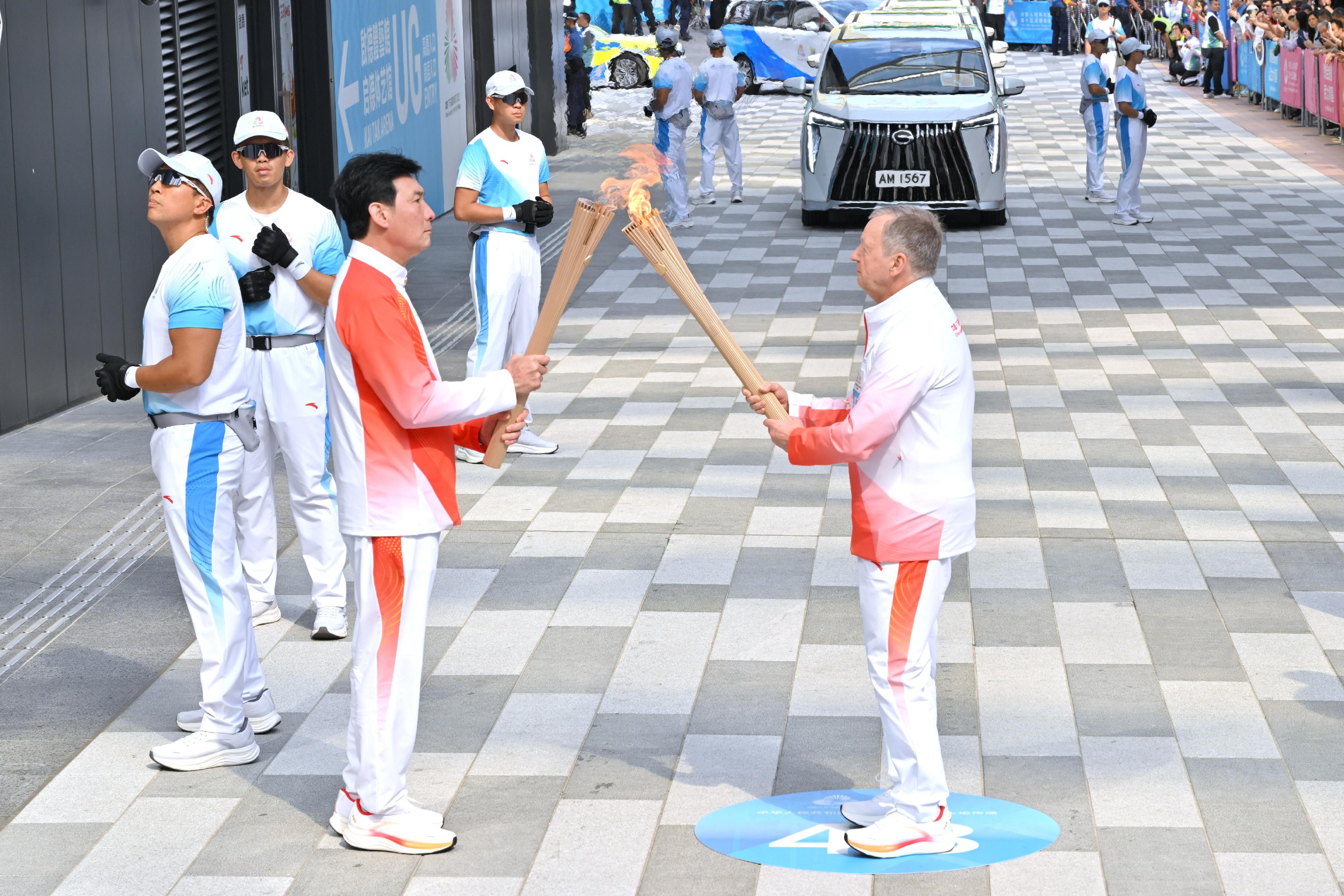 應家柏（右）把火種傳給鄭兆康（左）。