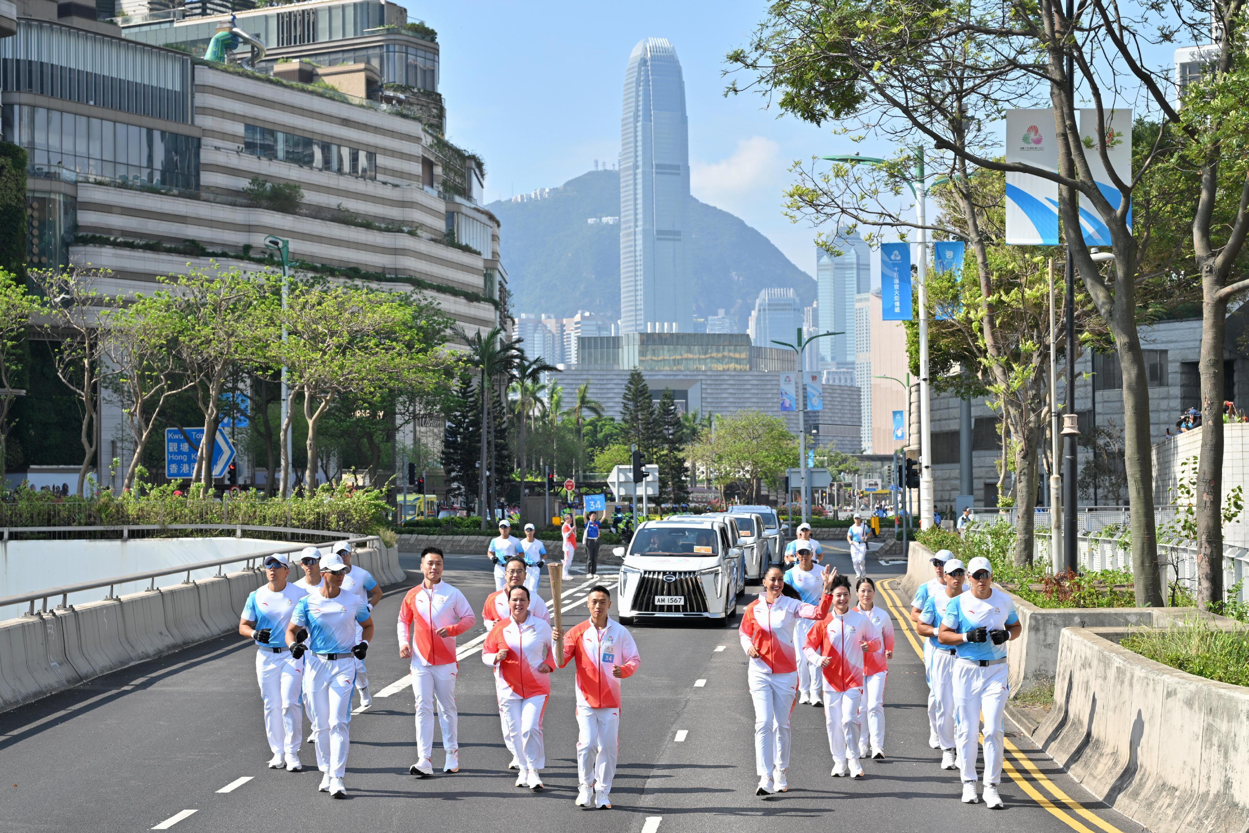 火炬手34號何澤堯（左四）與助跑火炬手何宇軒、羅達明、Amanda Bond、Hanane Sabri、黎彥麟、何嘉楠。