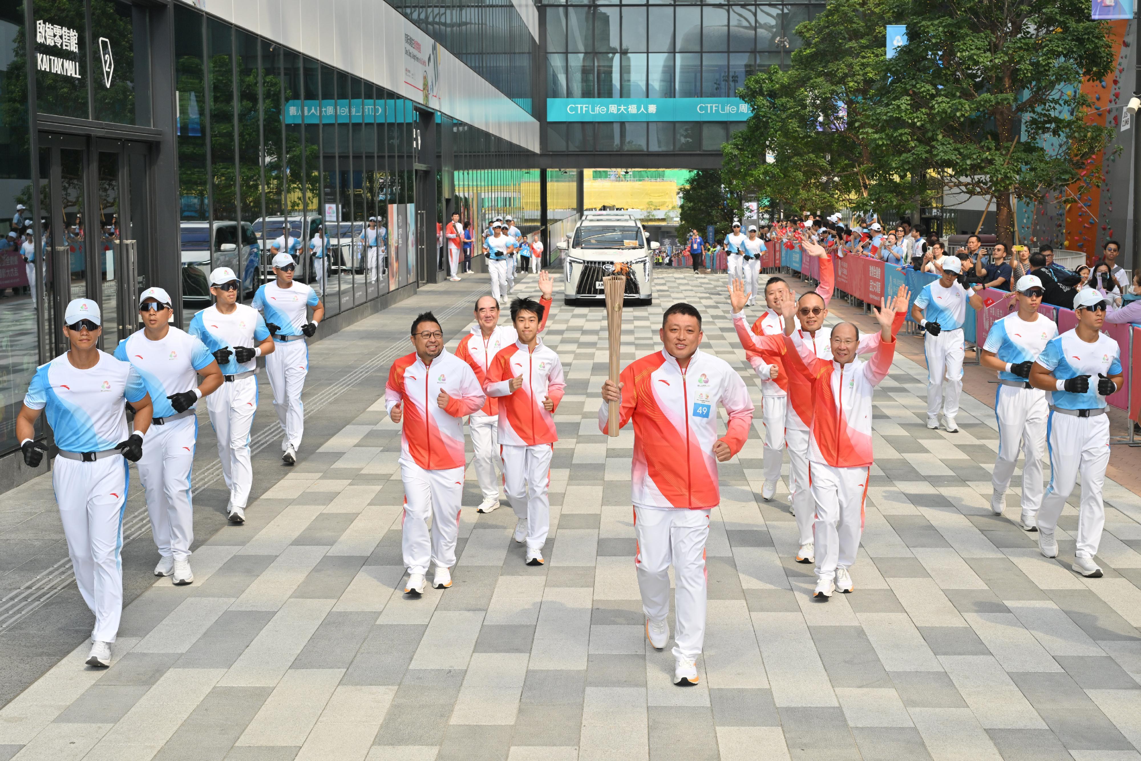 火炬手49號梁國成與助跑火炬手何迪夫、黃江天、張樂行、周明、鍾德全和林浩峯。