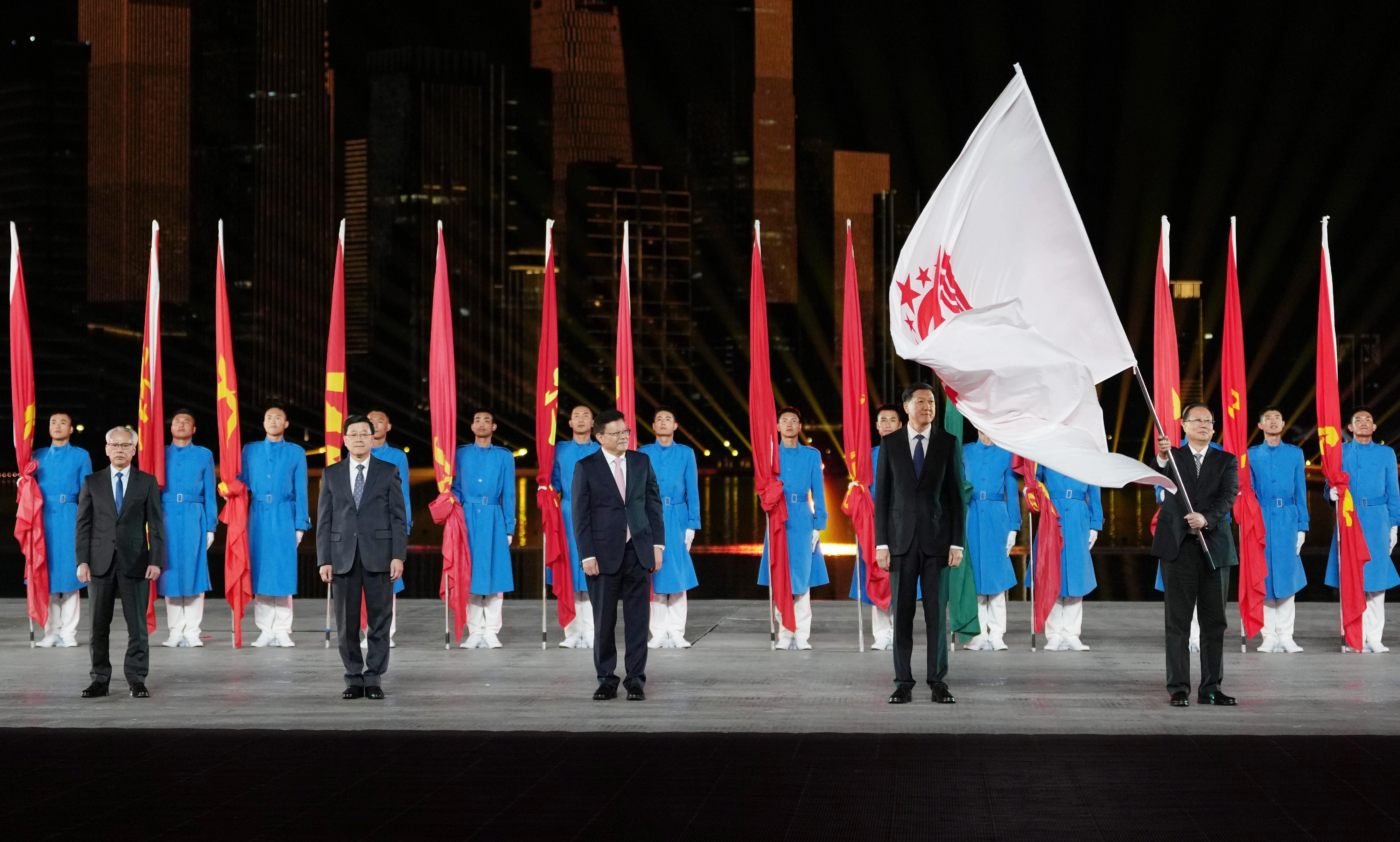 The Chief Executive, Mr John Lee, attended the closing ceremony of the 15th National Games in Shenzhen on November 21. Photo shows (from left) the Chief Executive of the Macao SAR, Mr Sam Hou-fai; Mr Lee; the Governor of Guangdong Province, Mr Meng Fanli; the Director of the General Administration of Sport of China, Mr Gao Zhidan; and the Governor of Hunan Province, Mr Mao Weiming, joining the National Games flag handover ceremony.