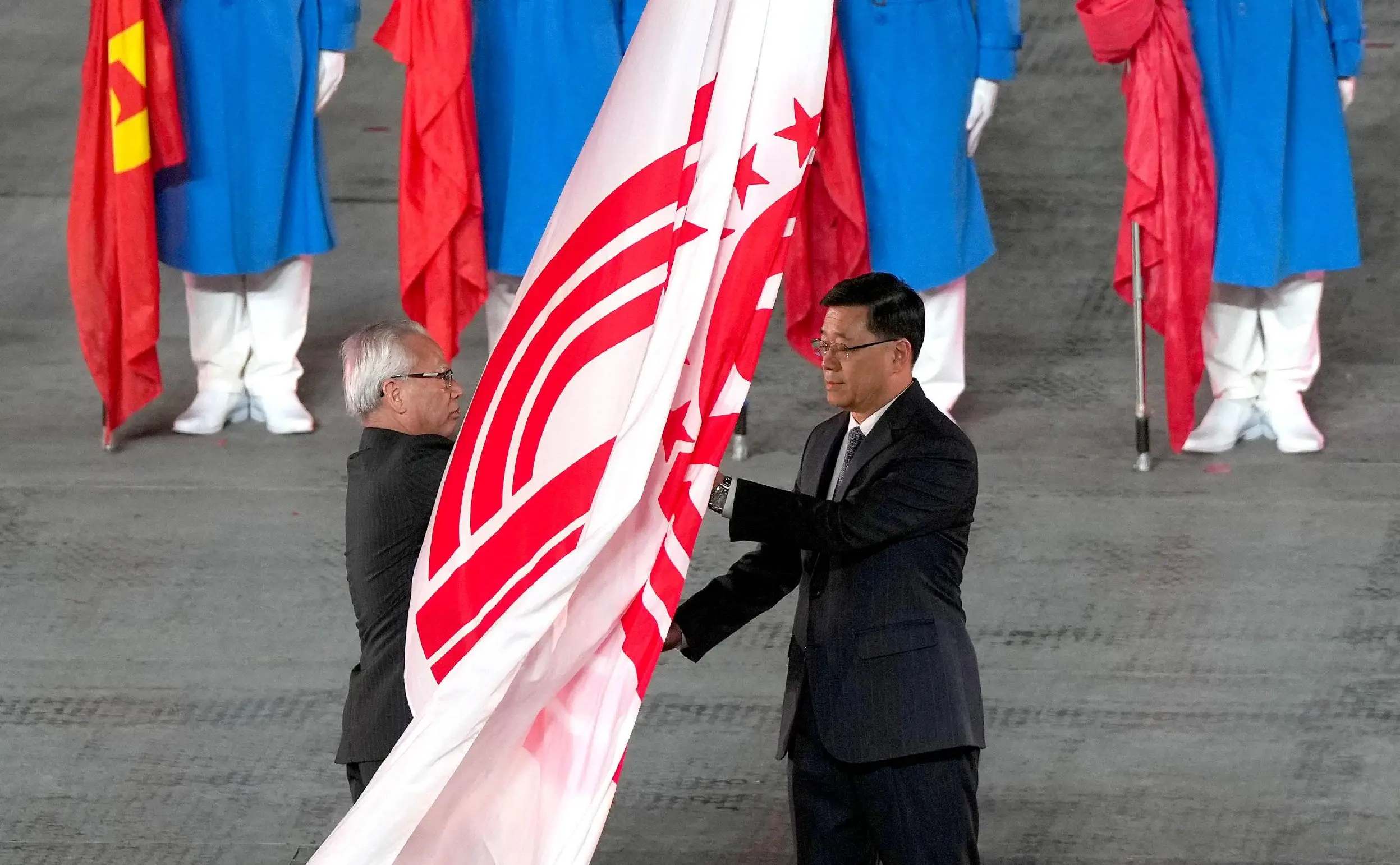 The Chief Executive, Mr John Lee, attended the closing ceremony of the 15th National Games in Shenzhen on November 21. Photo shows Mr Lee (right) and the Chief Executive of the Macao SAR, Mr Sam Hou-fai (left), participating in the flag handover ceremony.