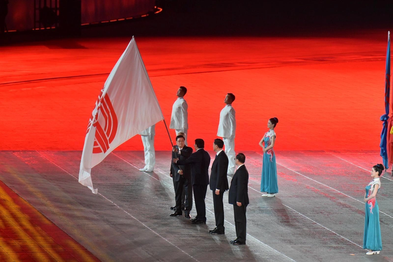 The Chief Executive, Mr John Lee, attended the closing ceremony of the 15th National Games in Shenzhen on November 21. Photo shows Mr Lee (front row, fourth right) joining the National Games flag handover ceremony.