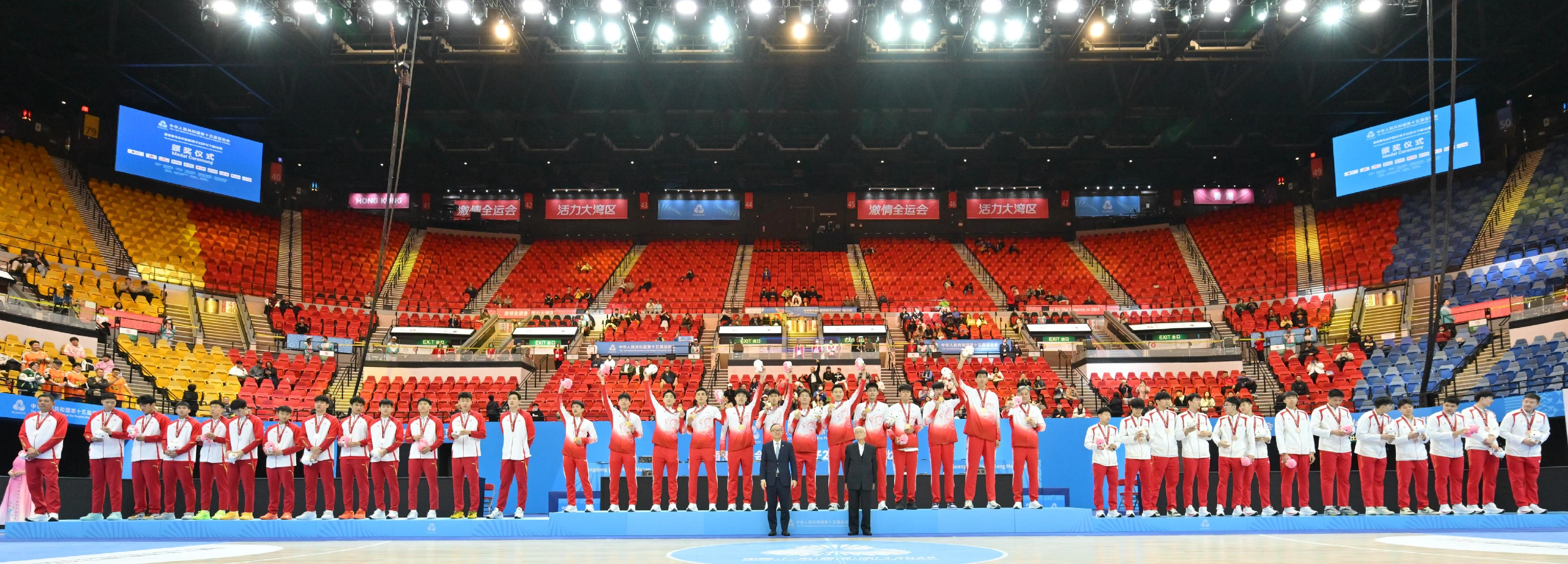 The Hong Kong Jockey Club Trophy Basketball (Men's U22) Competition of the 15th National Games concluded on November 20. Photo shows the Chairman of the Hong Kong Jockey Club, Mr Martin Liao (front row, left), and the Chairman of the Eastern Sports Club, Mr Cheng Kai-ming (front row, right), with gold medalists Guangdong Team (back row, centre), silver medalists Shandong Team (back row, left), and bronze medalists Beijing Team (back row, right).