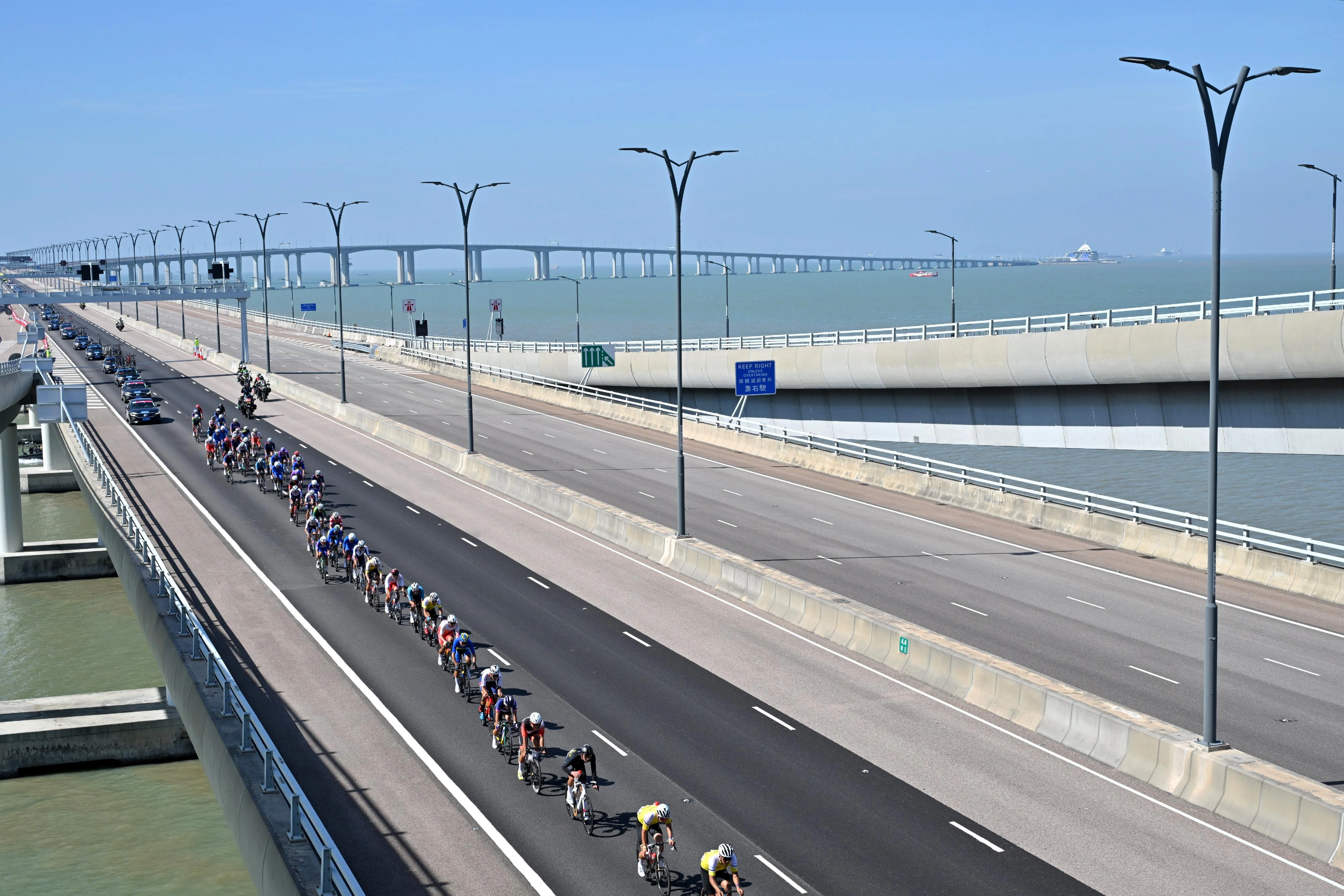 第十五届全国运动会「中国移动盃」自行车（公路）比赛的男子个人赛十一月八日在珠海、香港、澳门三地城市道路和港珠澳大桥举行。图示参赛选手在港珠澳大桥香港赛段作赛。