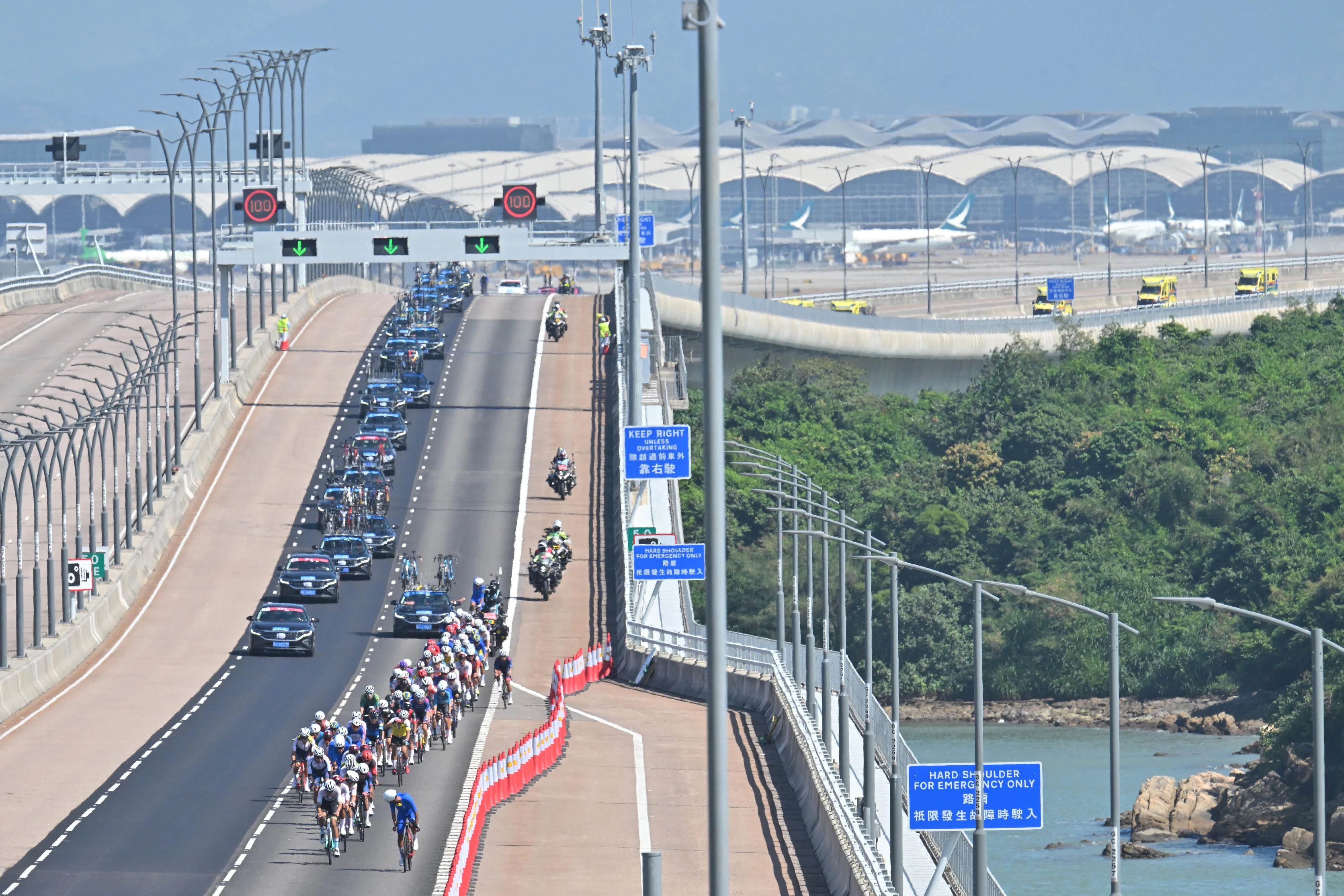 第十五届全国运动会「中国移动盃」自行车（公路）比赛的男子个人赛十一月八日在珠海、香港、澳门三地城市道路和港珠澳大桥举行。图示参赛选手在港珠澳大桥香港赛段作赛。