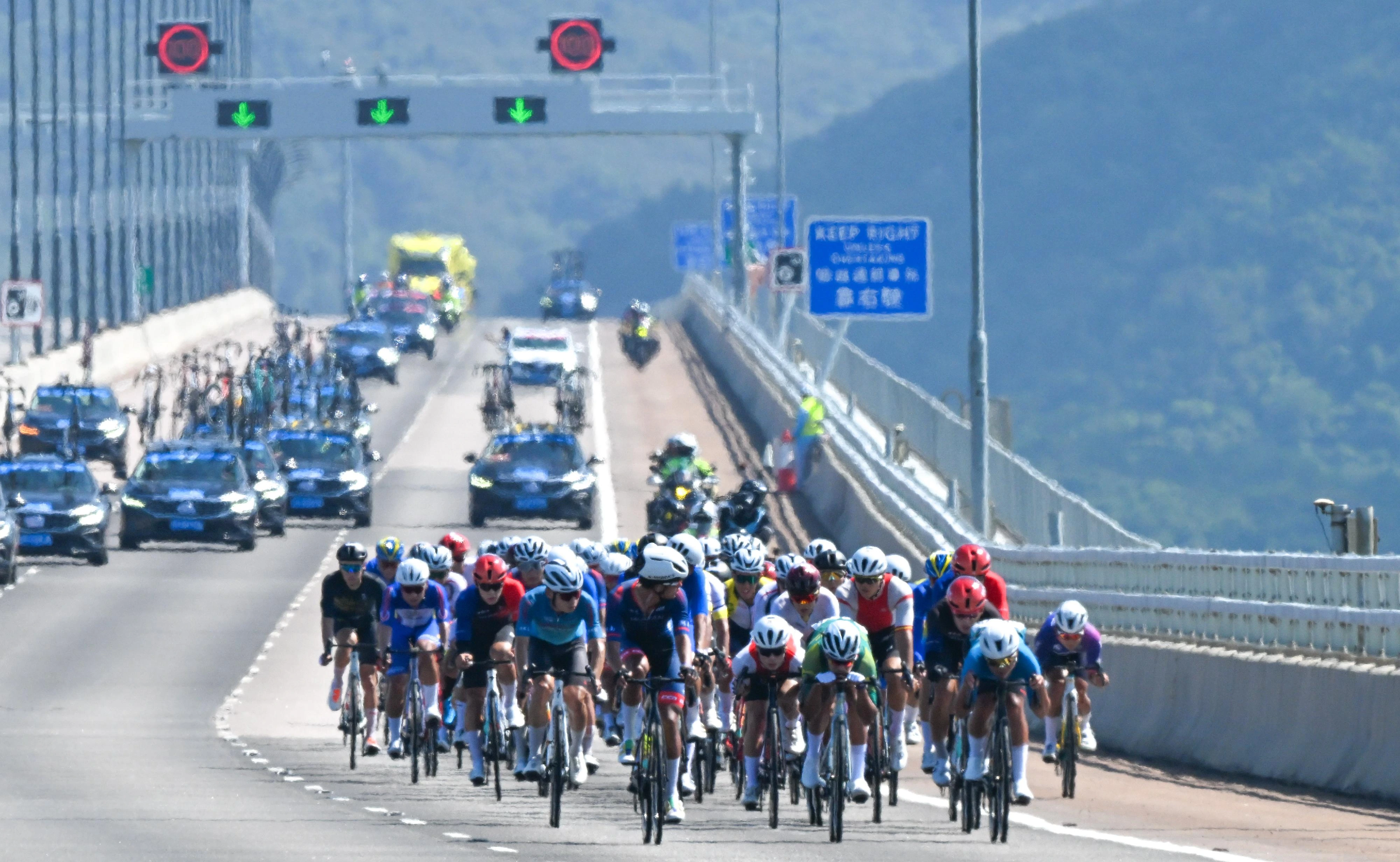 第十五届全国运动会「中国移动盃」自行车（公路）比赛的男子个人赛十一月八日在珠海、香港、澳门三地城市道路和港珠澳大桥举行。图示参赛选手在港珠澳大桥香港赛段作赛。