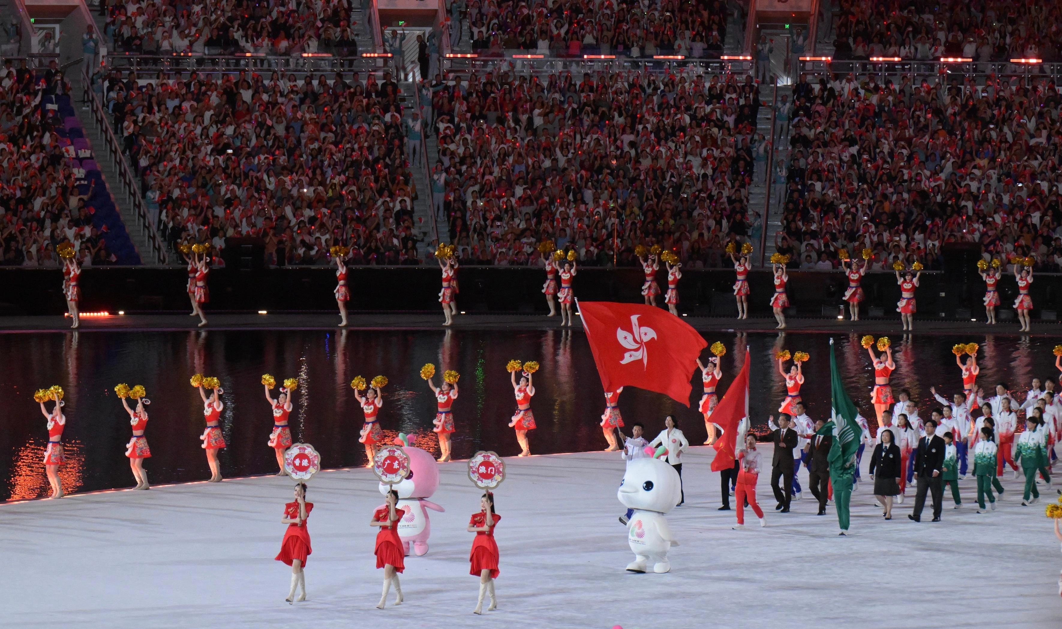 行政长官李家超十一月九日在广州出席第十五届全国运动会开幕式。图示广东、香港和澳门代表参与仪式。