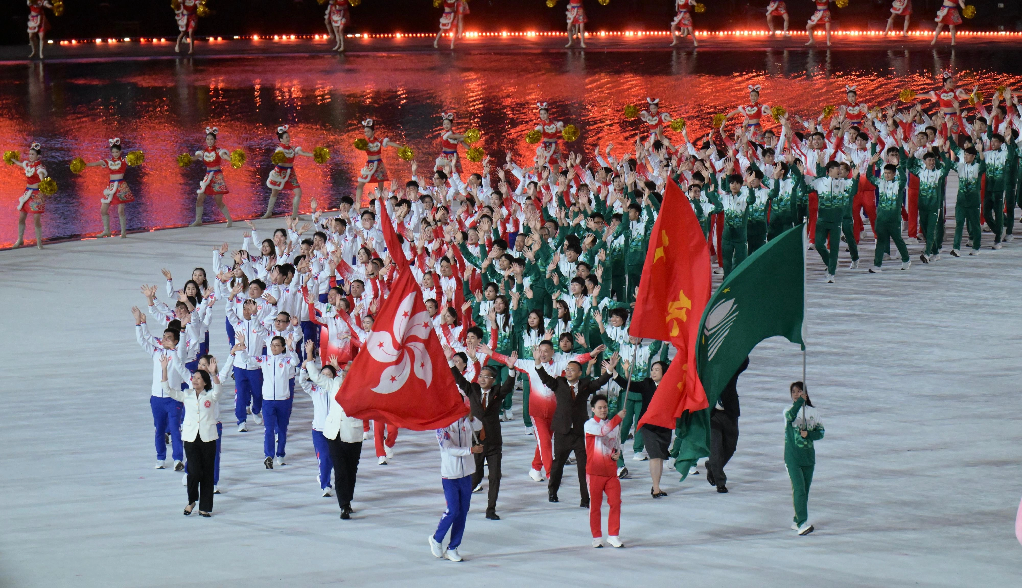 行政长官李家超十一月九日在广州出席第十五届全国运动会开幕式。图示广东、香港和澳门代表参与仪式。