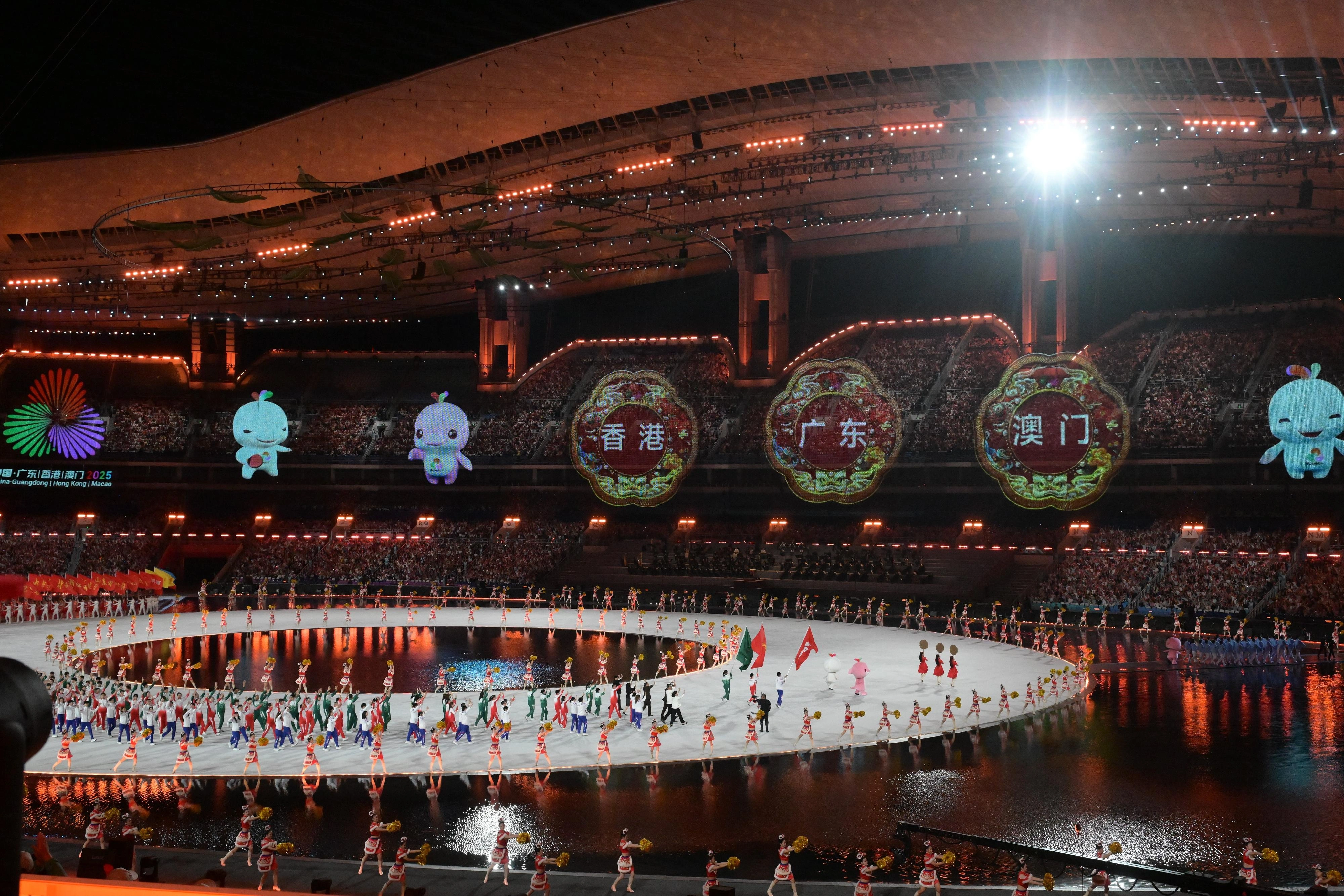 行政长官李家超十一月九日在广州出席第十五届全国运动会开幕式。图示广东、香港和澳门代表参与仪式。