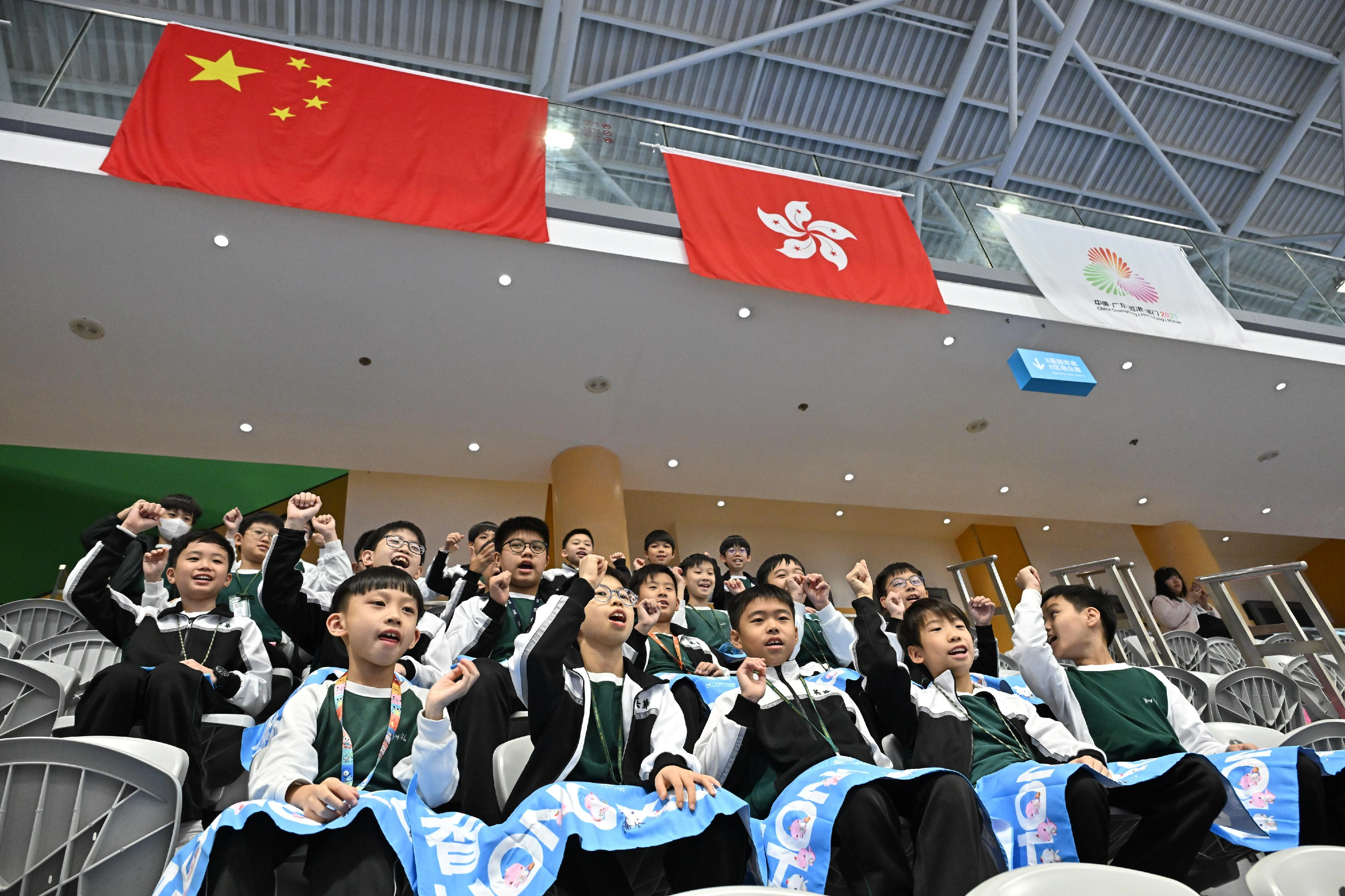 The Hong Kong Jockey Club Trophy wheelchair fencing competition of the 12th National Games for Persons with Disabilities and the 9th National Special Olympic Games was held at Ma On Shan Sports Centreon December 12. Photo shows students cheering for athletes.