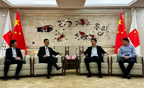 中國政府官員進行討論