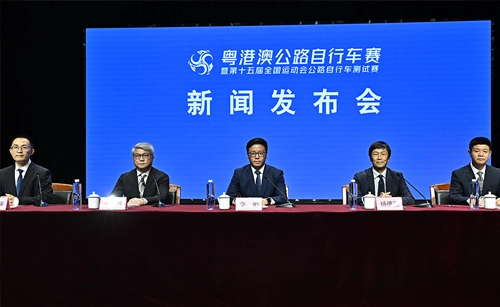 全国运动会香港赛区统筹办公室主任杨德强、国家体育总局宣传司司长高超、十五运会广东赛区执行委员会副主任崔剑和十五运会及全国第十二届残疾人运动会暨第九届特殊奥林匹克运动会澳门赛区筹备办公室主任潘永权十一月八日在广州出席新闻发布会，介绍第十五届全国运动会筹备工作的进度。