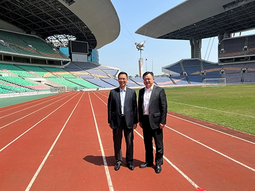 兩名政府官員在室內體育館拍照