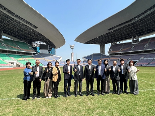 一組政府官員在室內體育館拍照