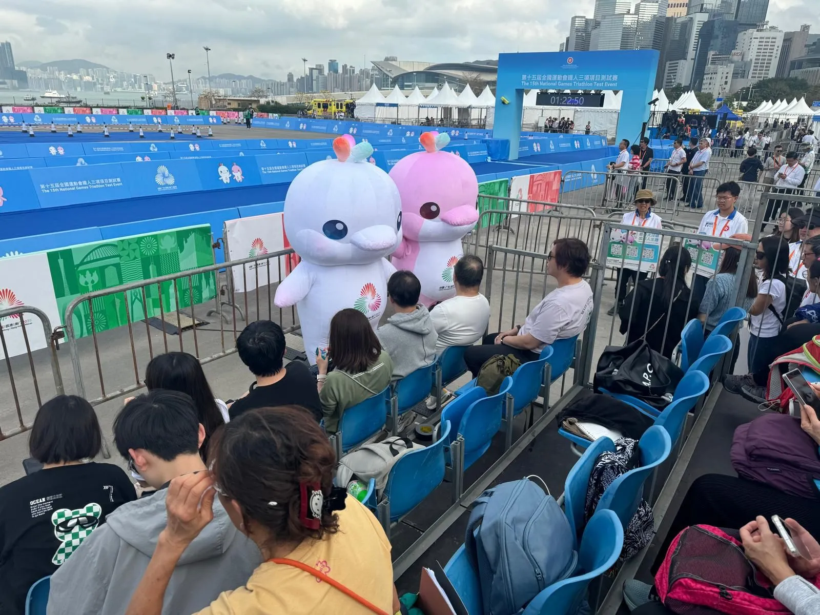 Xiyangyang and Lerongrong, along with the audience, cheered for the athletes at the 15th National Games Triathlon Test Event.