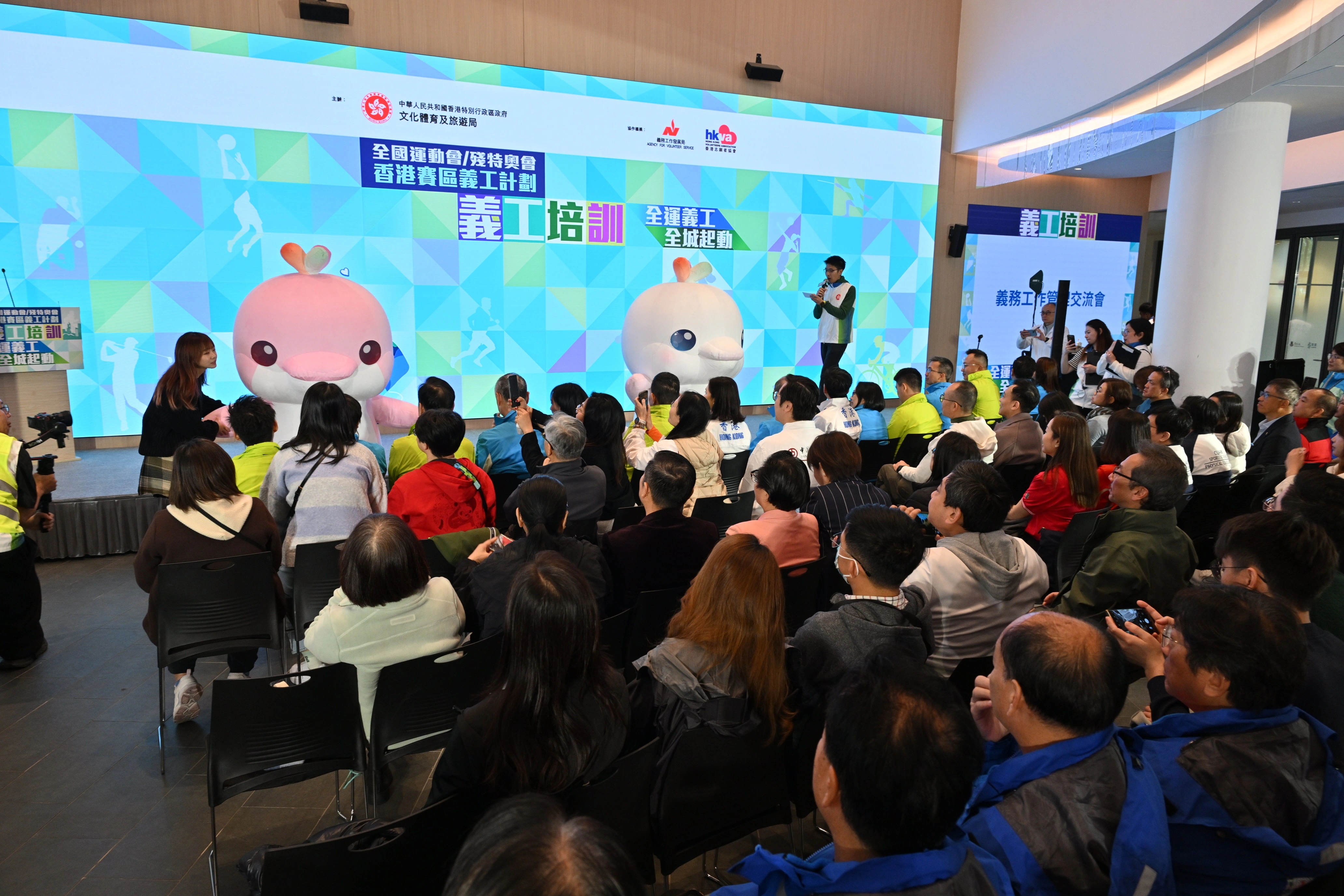 Xiyangyang and Lerongrong met with volunteers during the Volunteer Service Management Seminar cum Training Workshop.