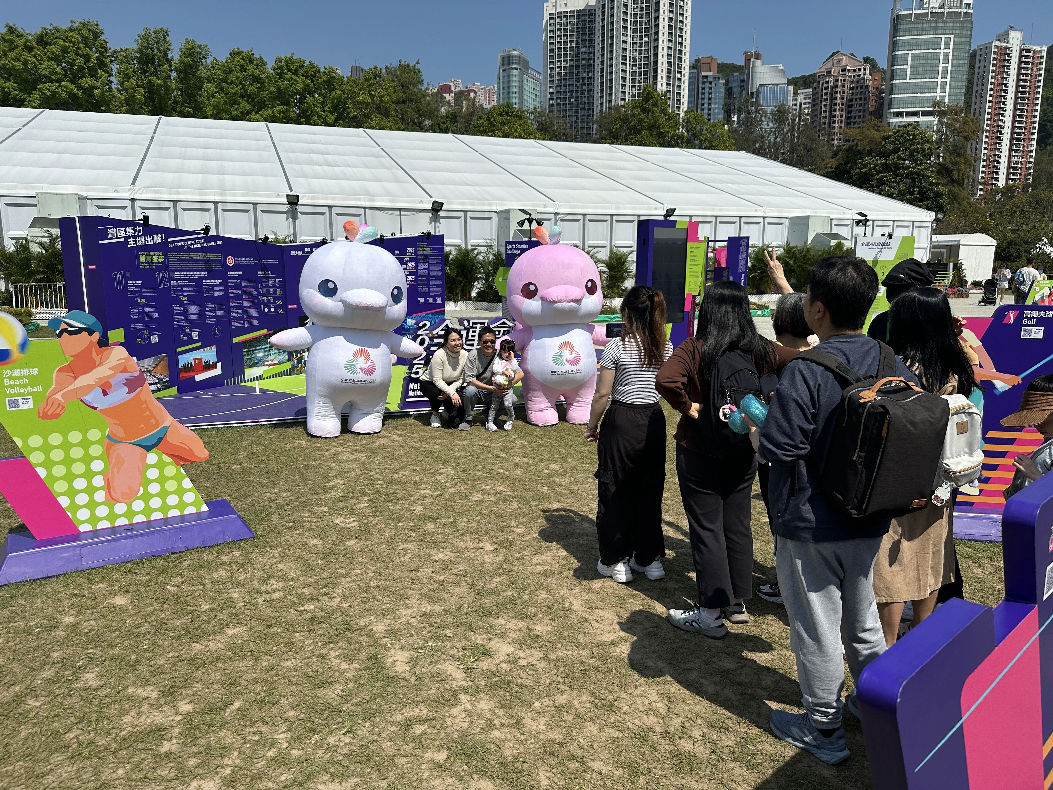 Xiyangyang and Lerongrong, together with the public, visited the Hong Kong Flower Show 2025.