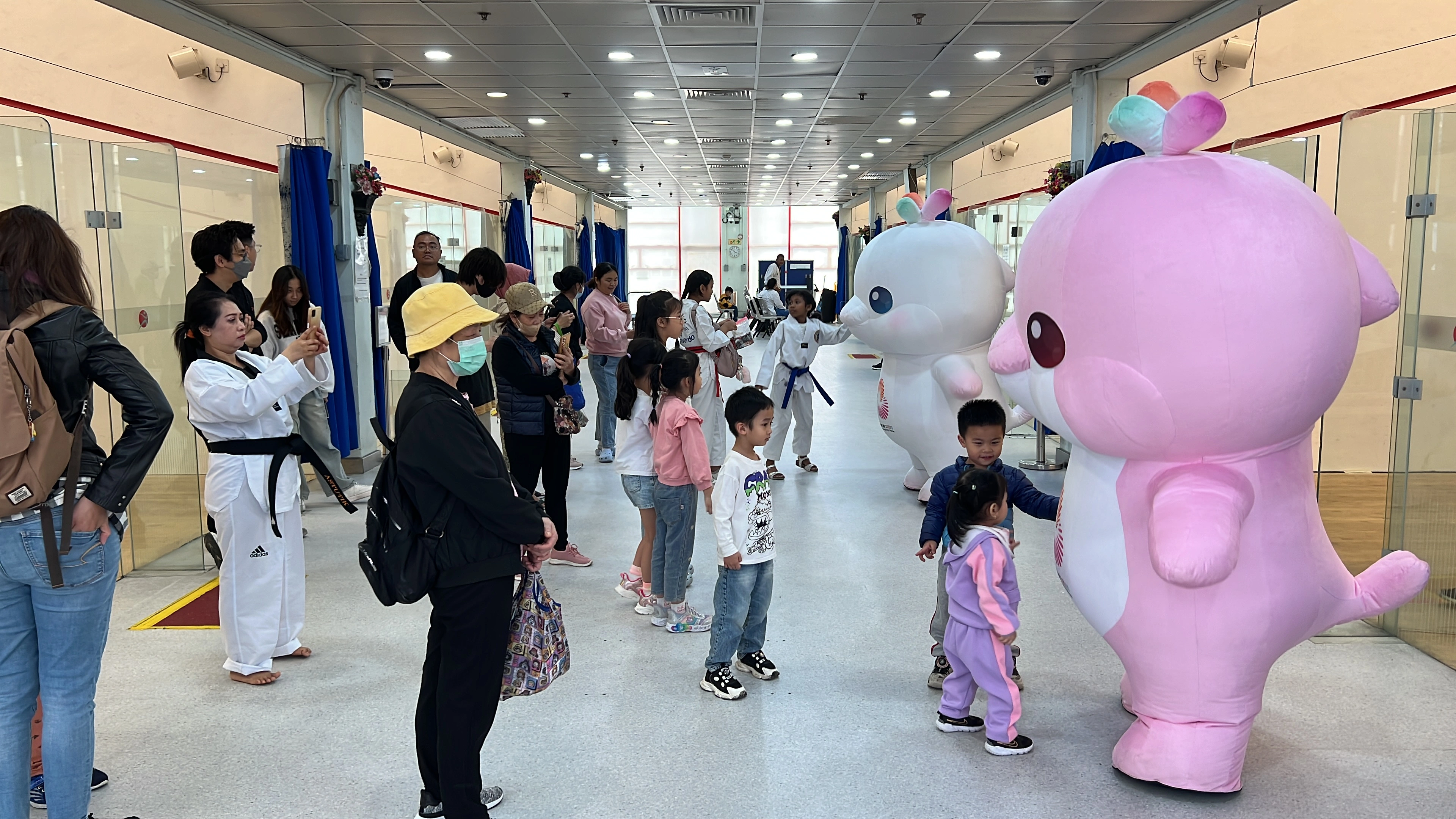 Xiyangyang and Lerongrong interacted with the public at the Outreach Coaching Programme.